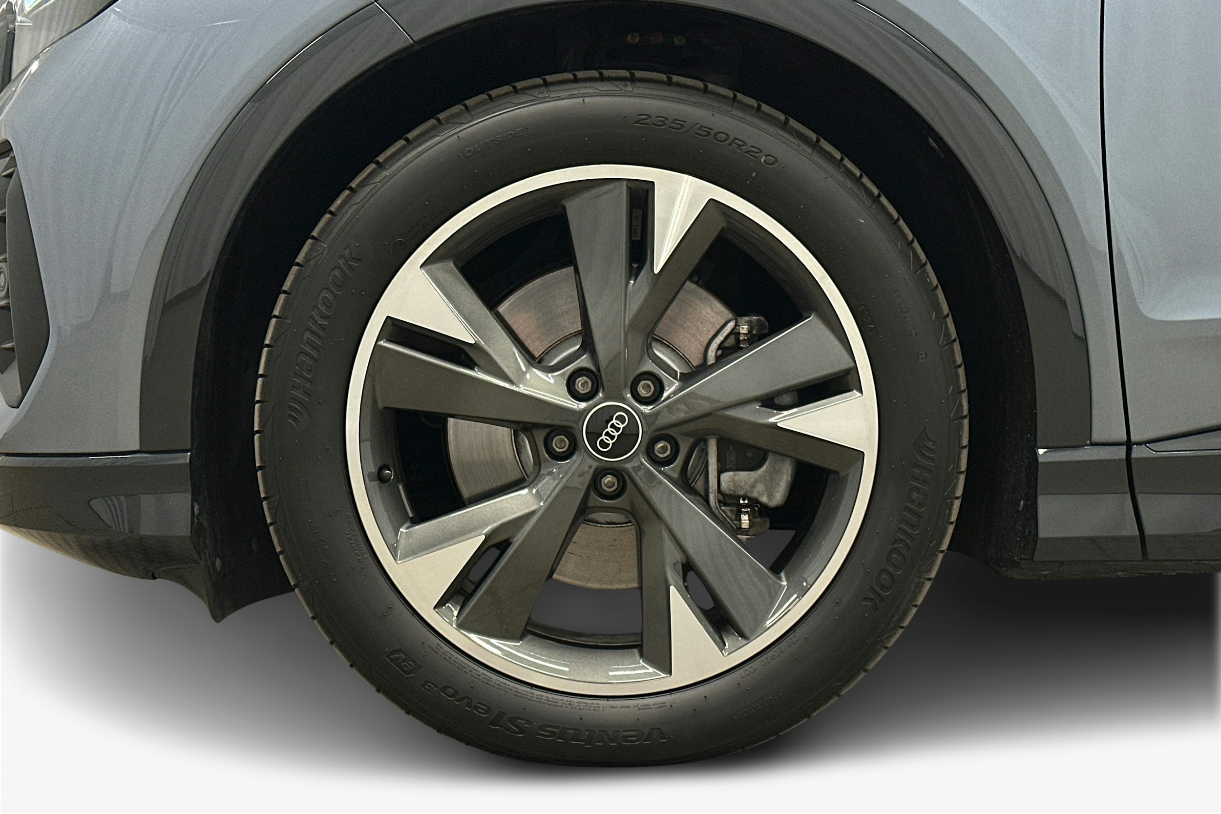 sininen Audi Q4 e-tron 2024 kuva 11.