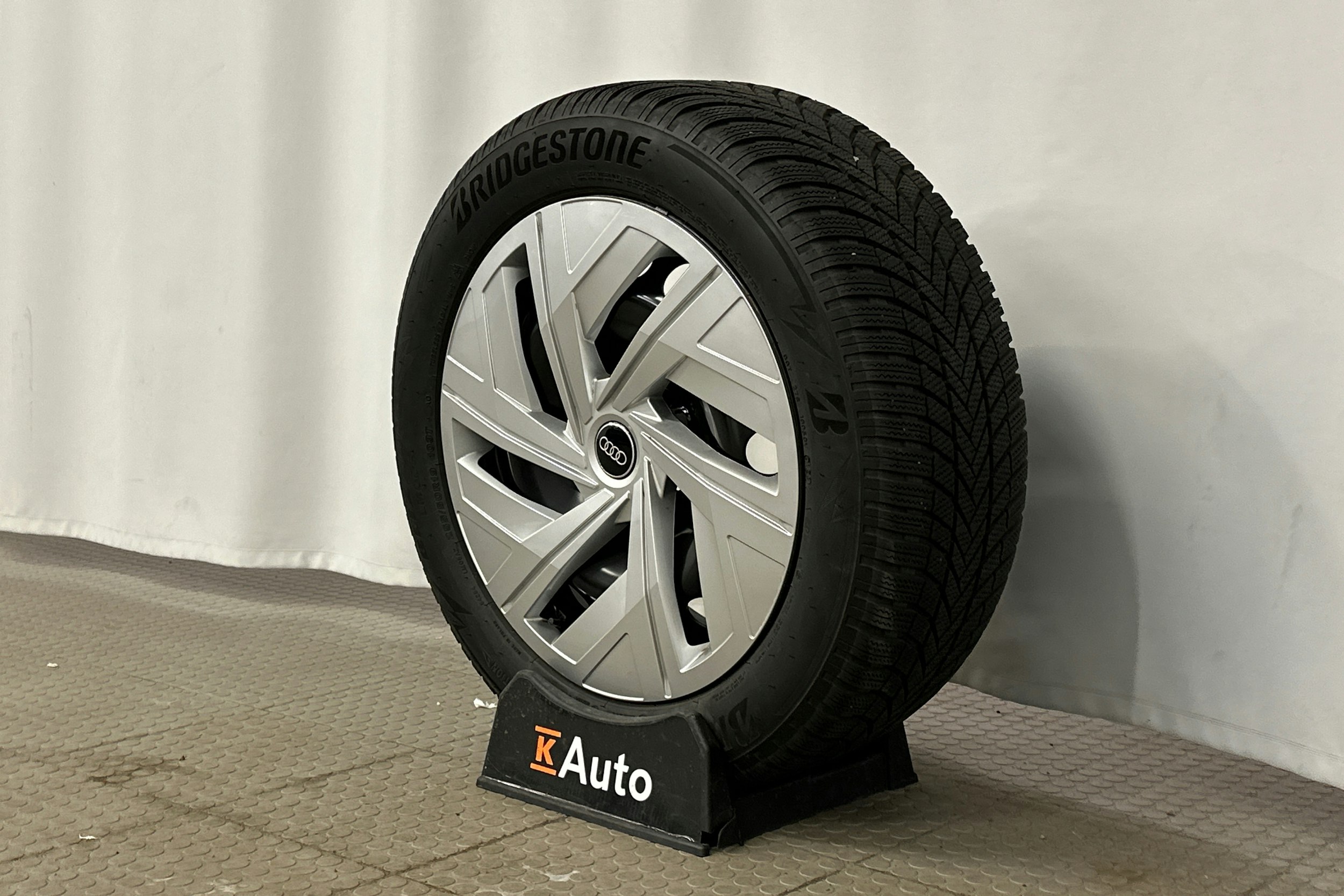 sininen Audi Q4 e-tron 2024 kuva 13.