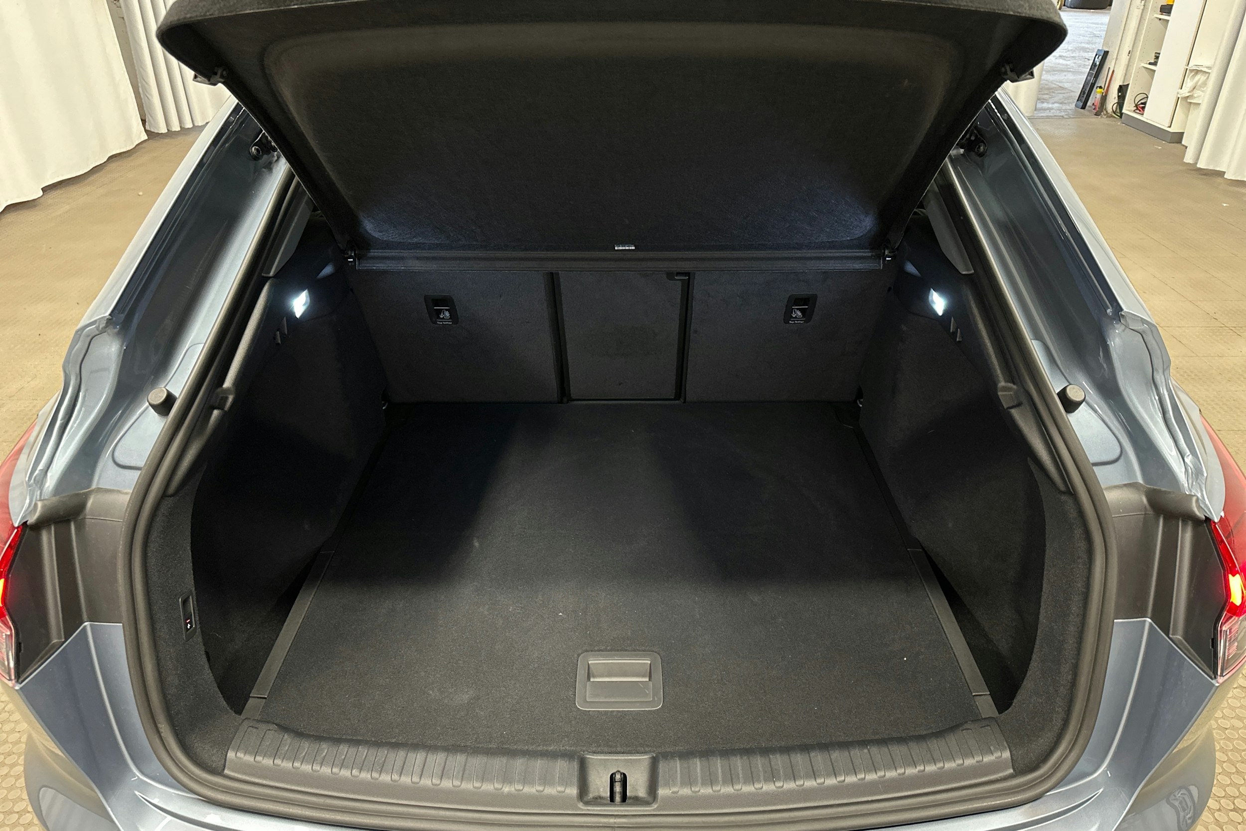 sininen Audi Q4 e-tron 2024 kuva 14.