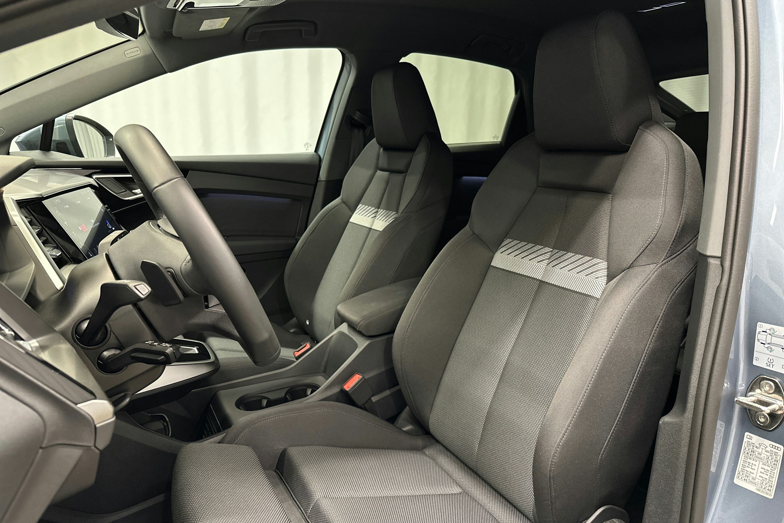 sininen Audi Q4 e-tron 2024 kuva 18.