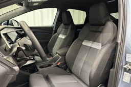 sininen Audi Q4 e-tron 2024 kuva 18.