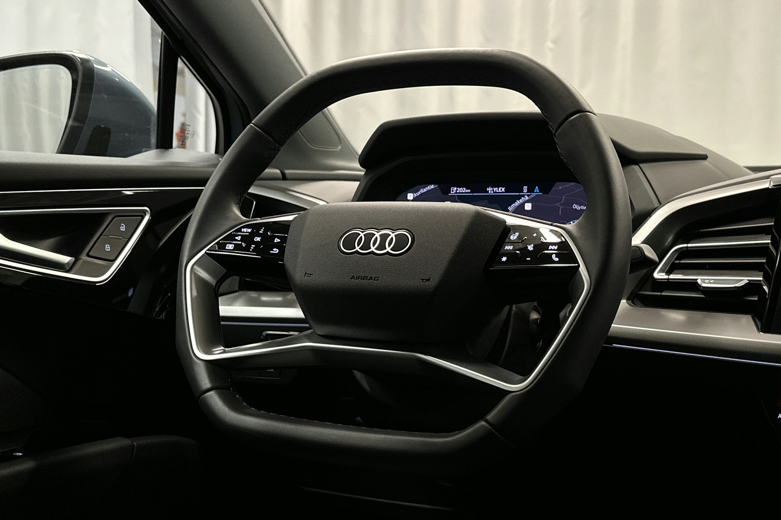 sininen Audi Q4 e-tron 2024 kuva 19.