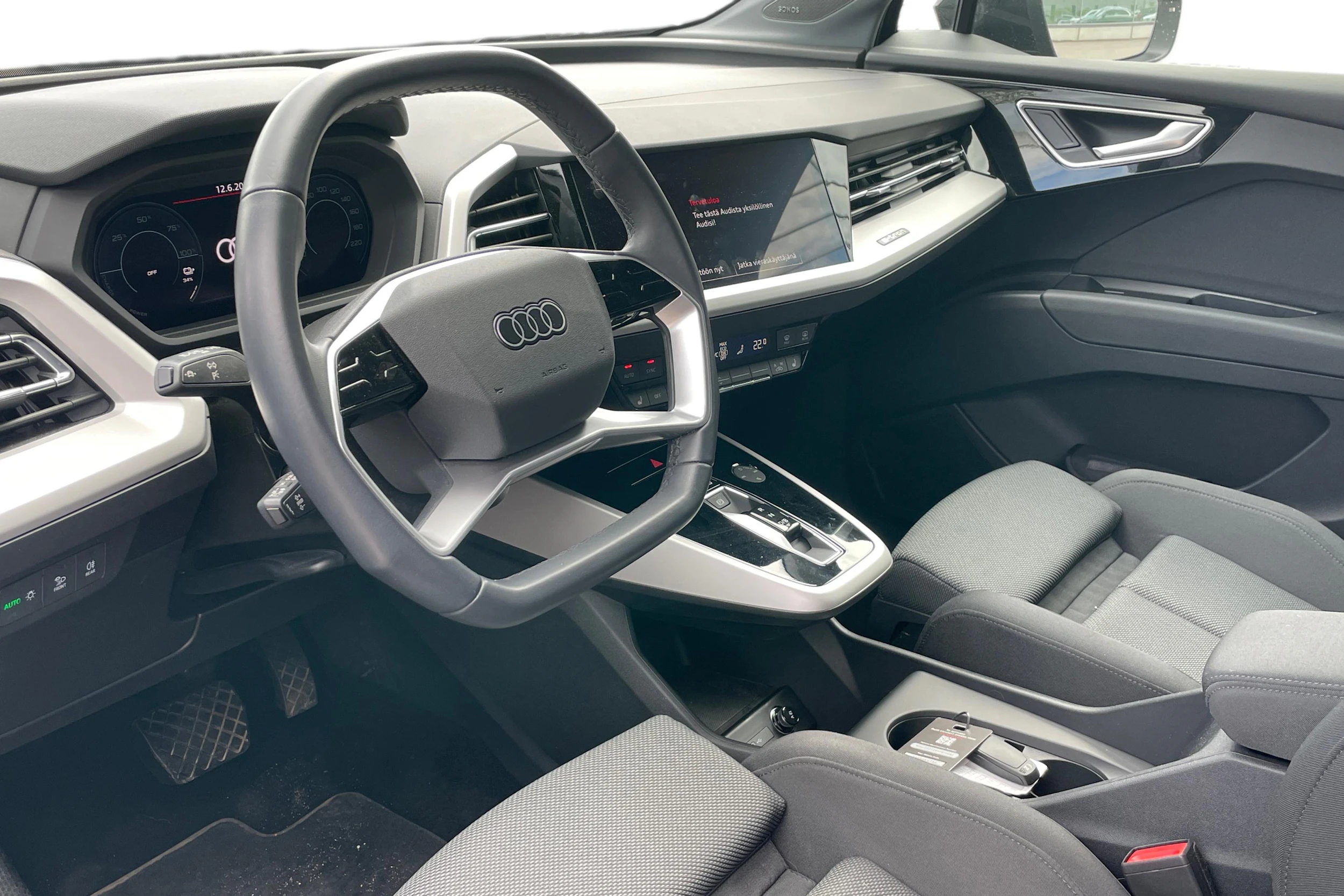 musta Audi Q4 e-tron 2024 kuva 3.
