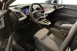 musta Audi Q4 e-tron 2024 kuva 6.