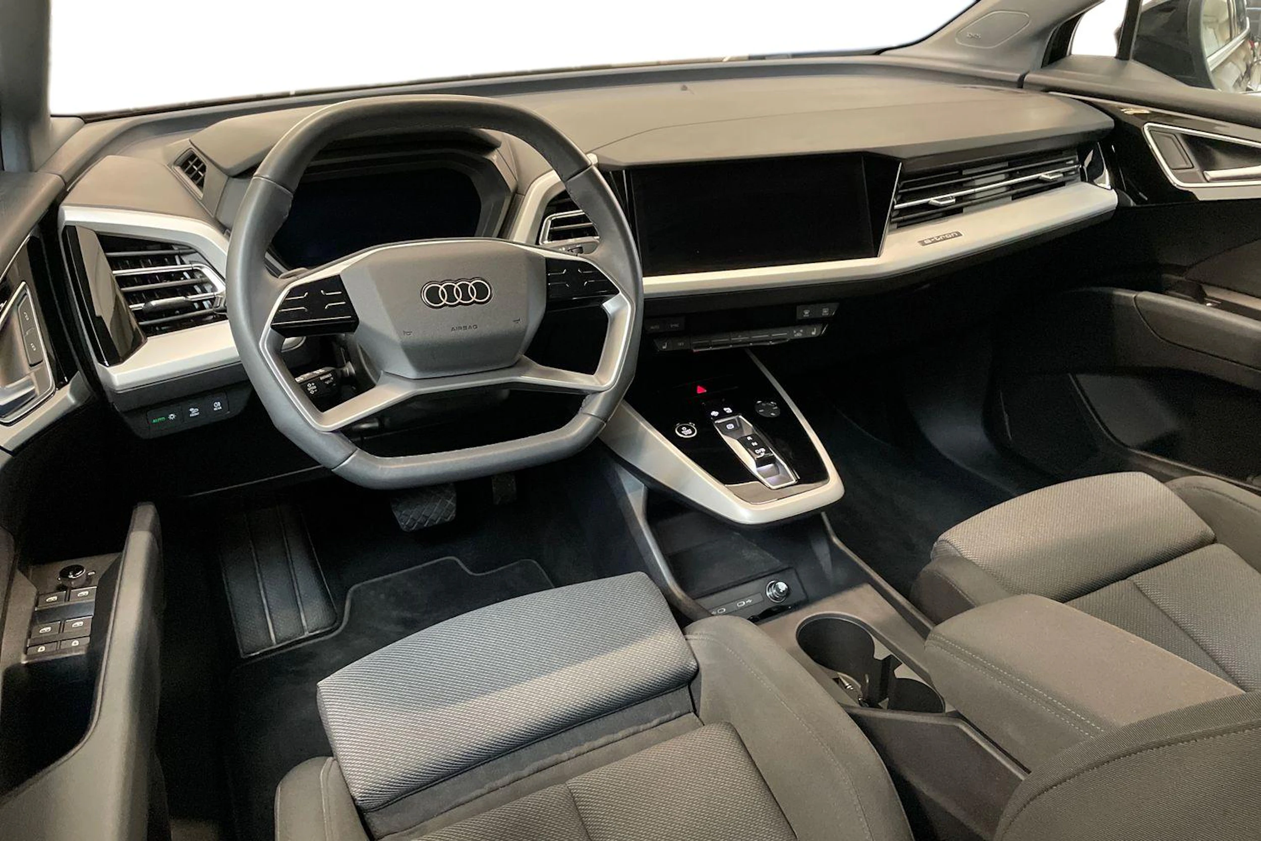 musta Audi Q4 e-tron 2024 kuva 7.