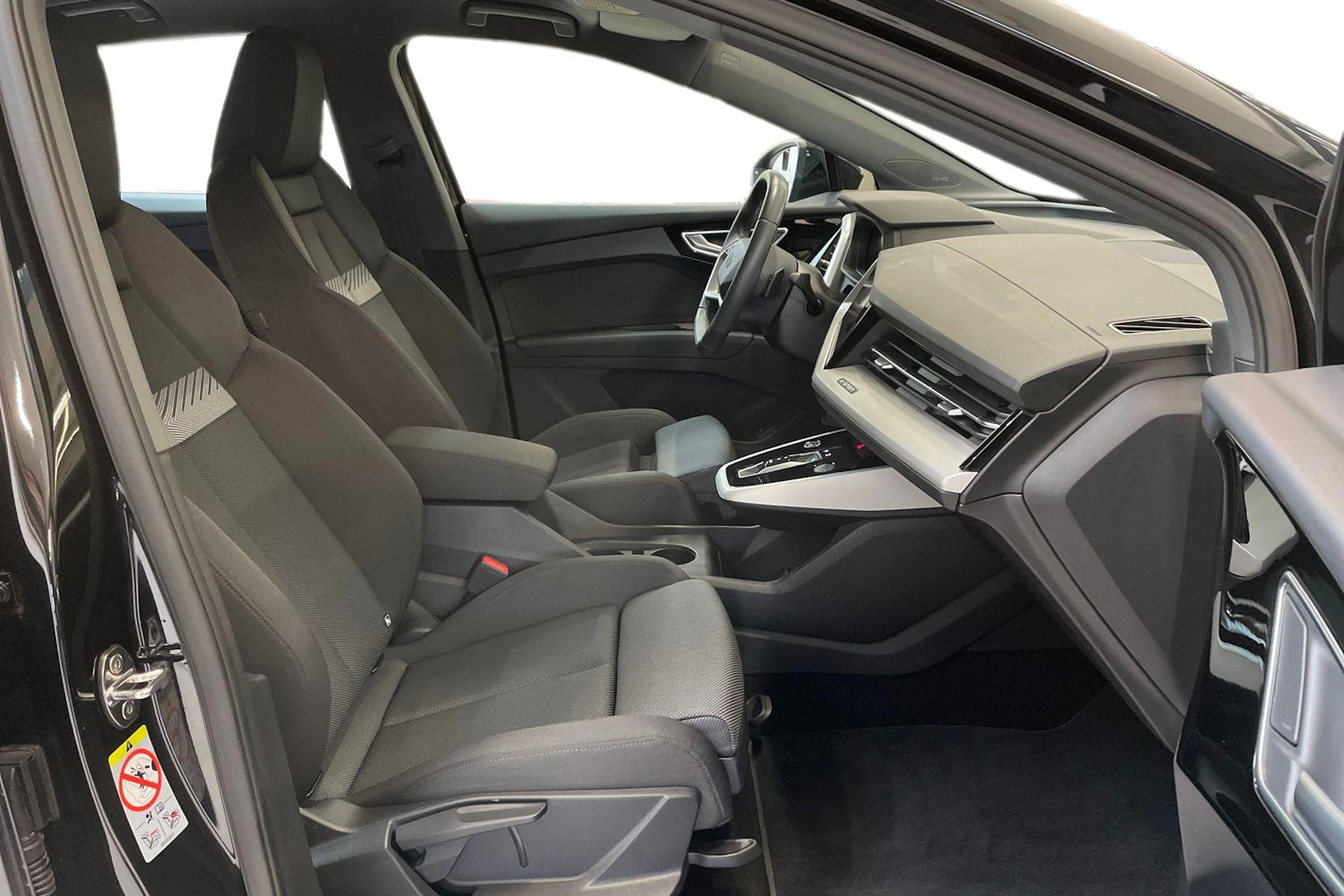 musta Audi Q4 e-tron 2024 kuva 8.