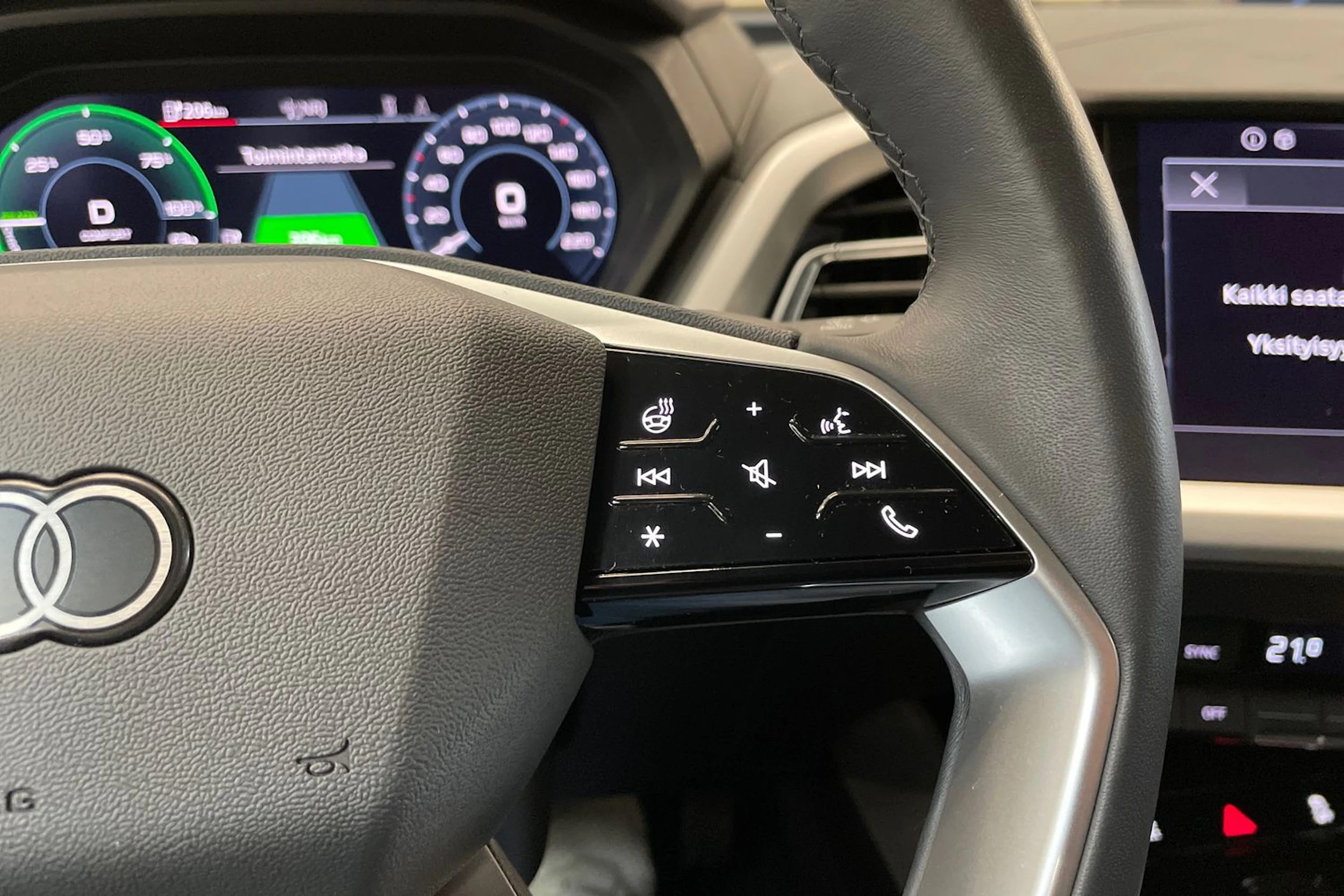 musta Audi Q4 e-tron 2024 kuva 20.