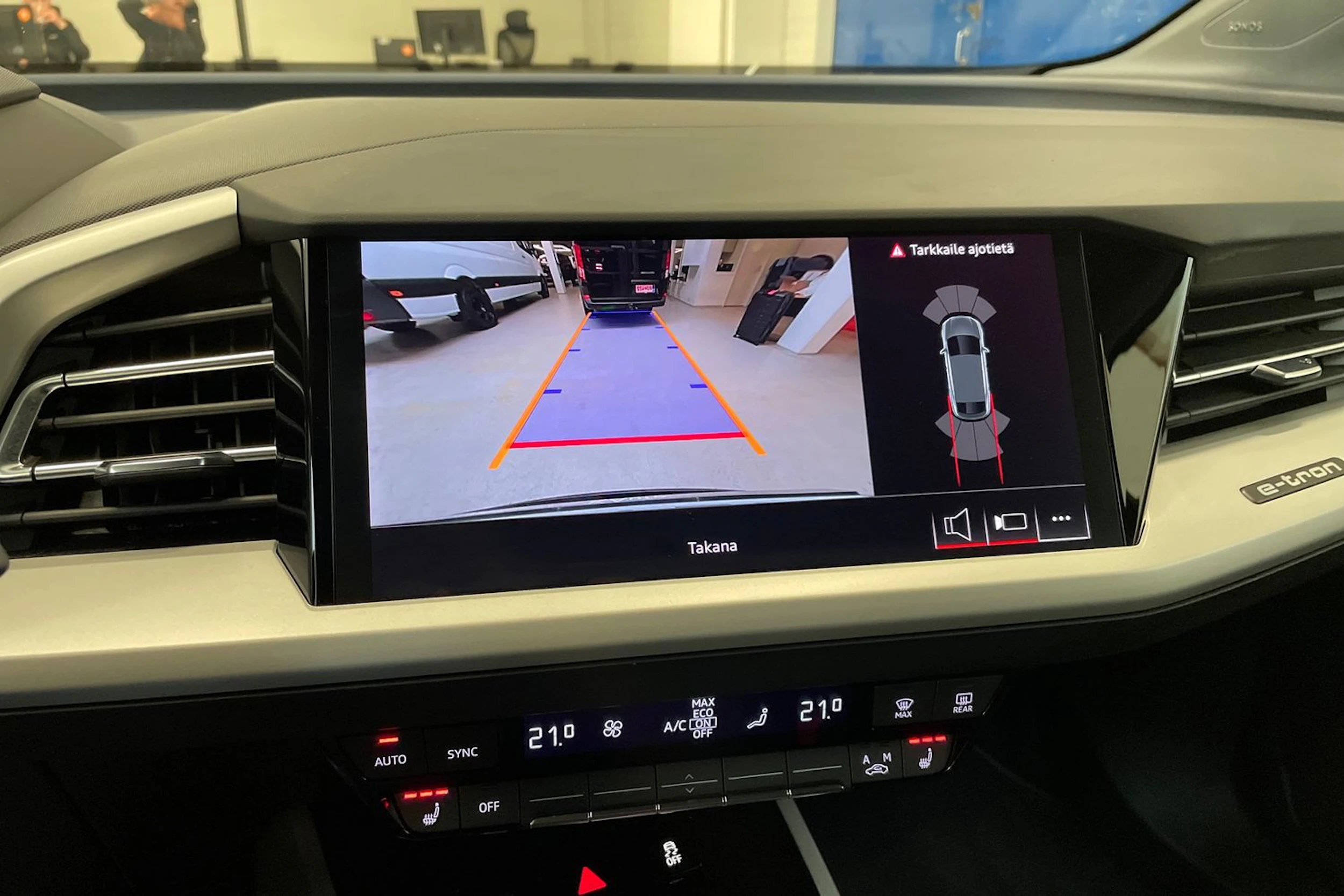 musta Audi Q4 e-tron 2024 kuva 22.