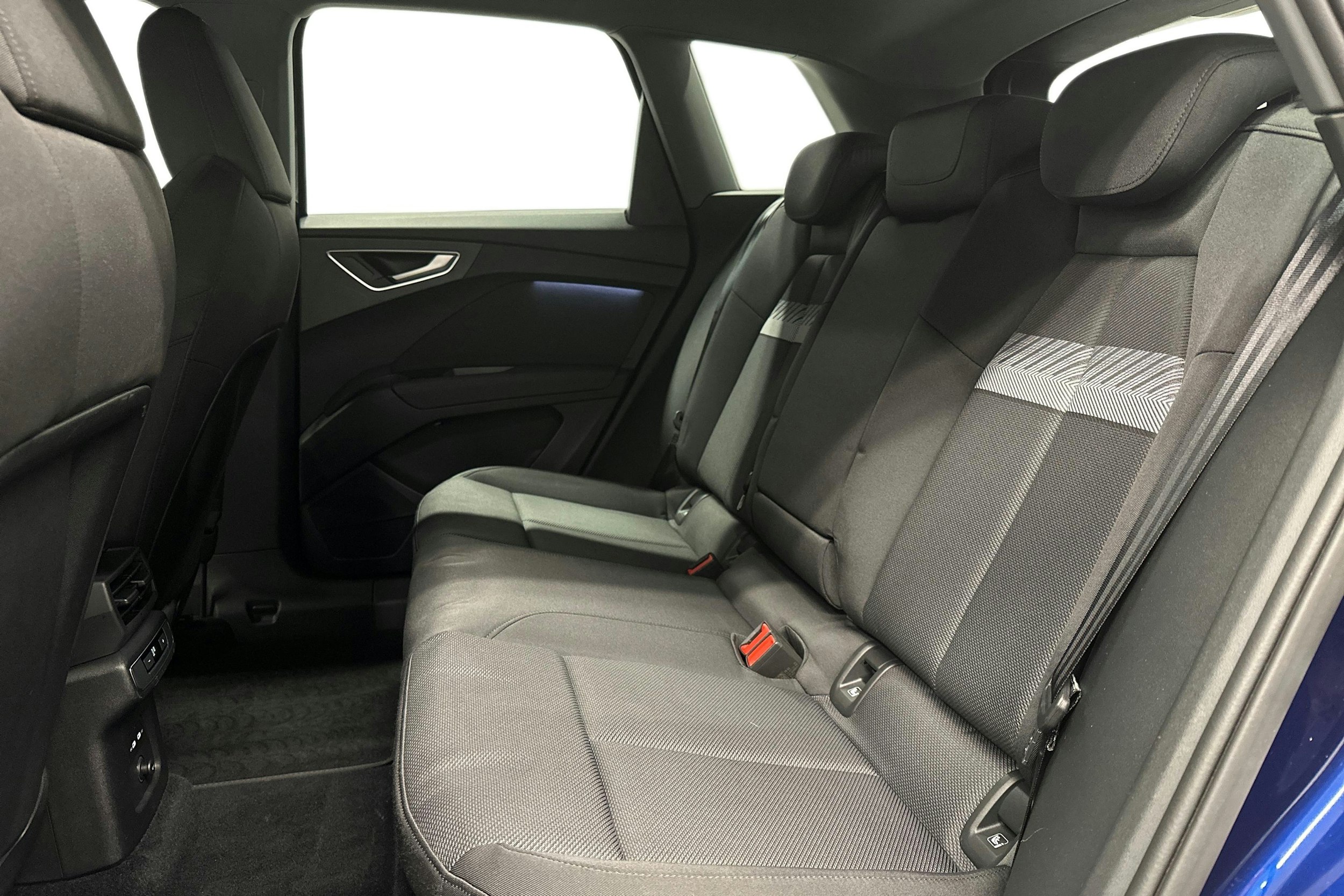 sininen Audi Q4 e-tron 2024 kuva 10.