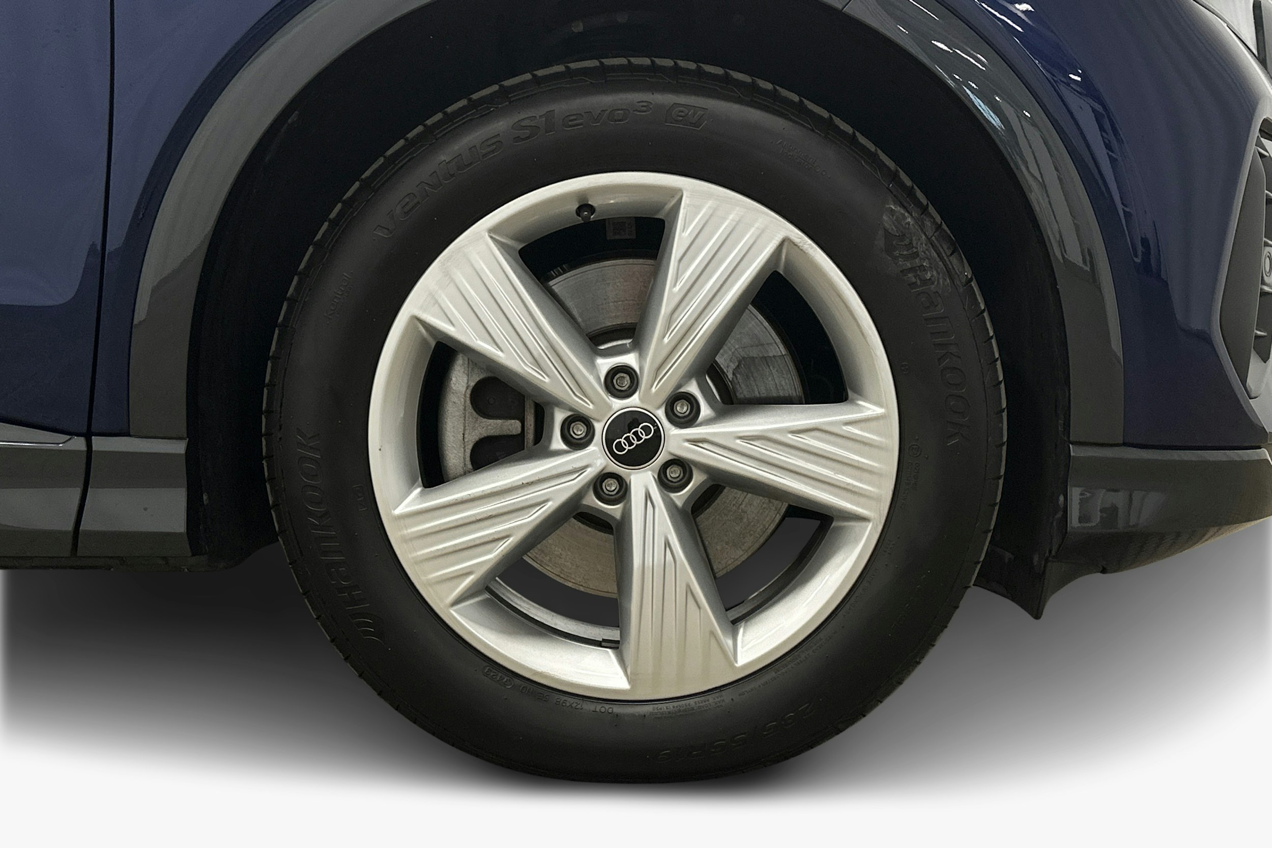 sininen Audi Q4 e-tron 2024 kuva 11.