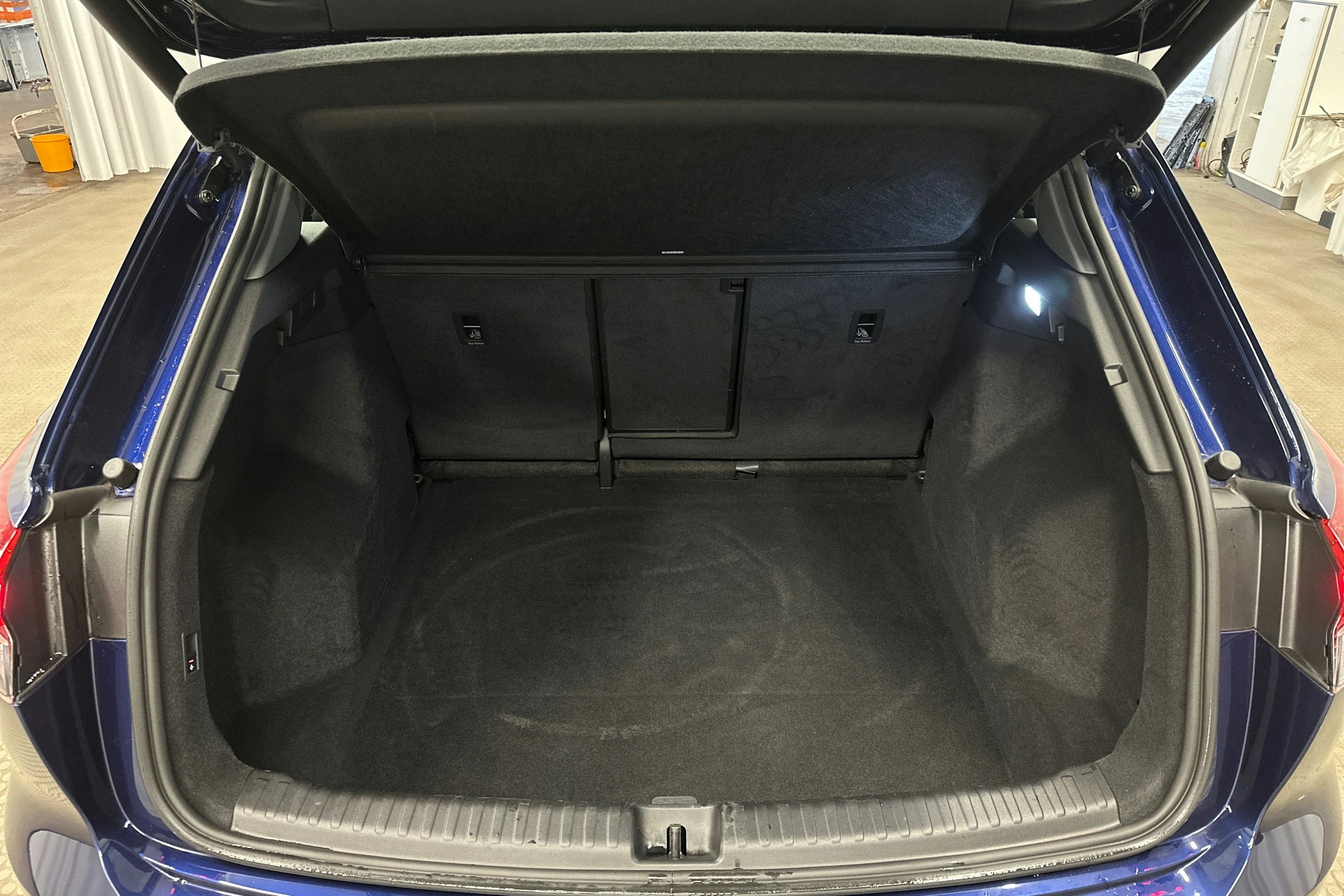 sininen Audi Q4 e-tron 2024 kuva 13.