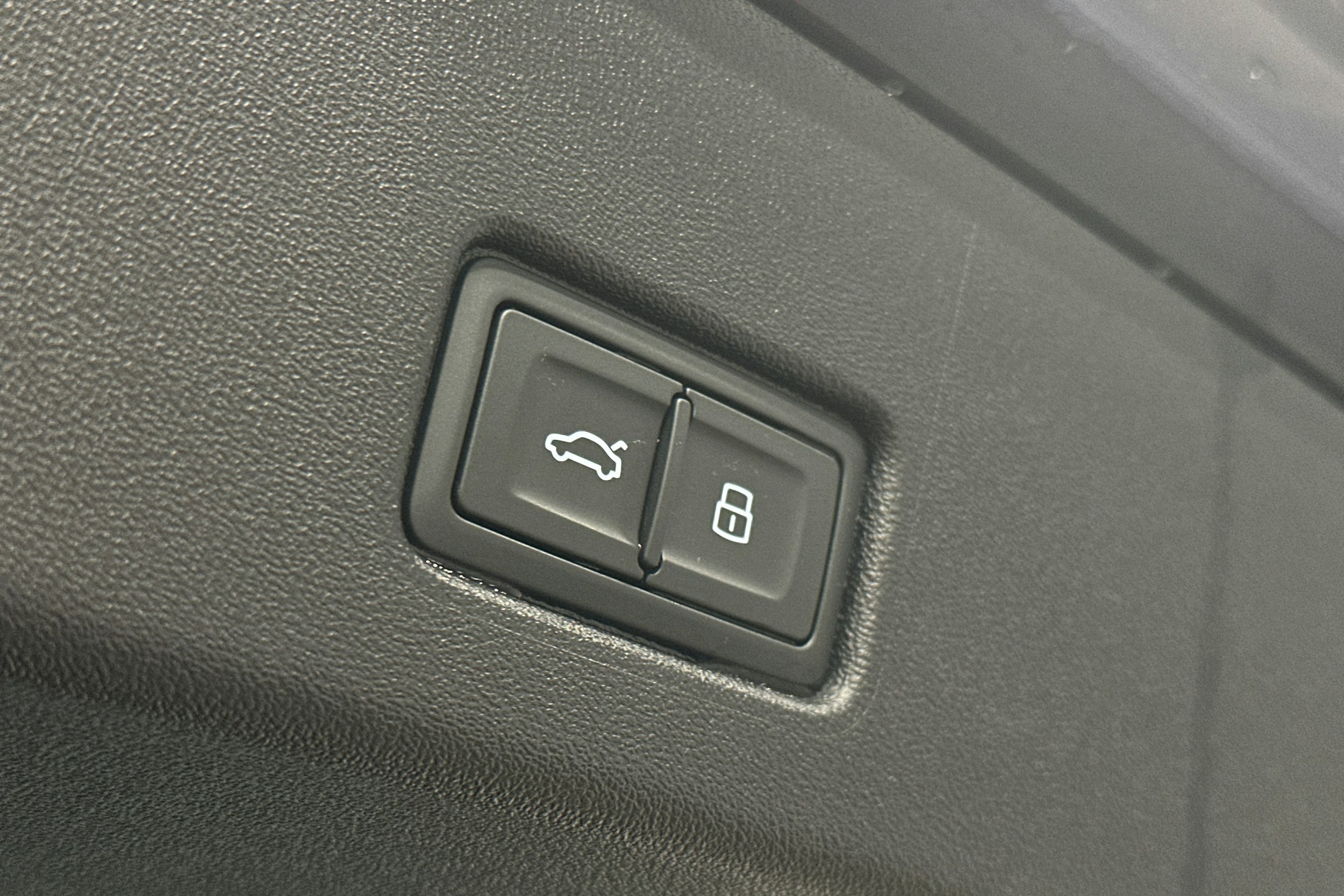 sininen Audi Q4 e-tron 2024 kuva 14.