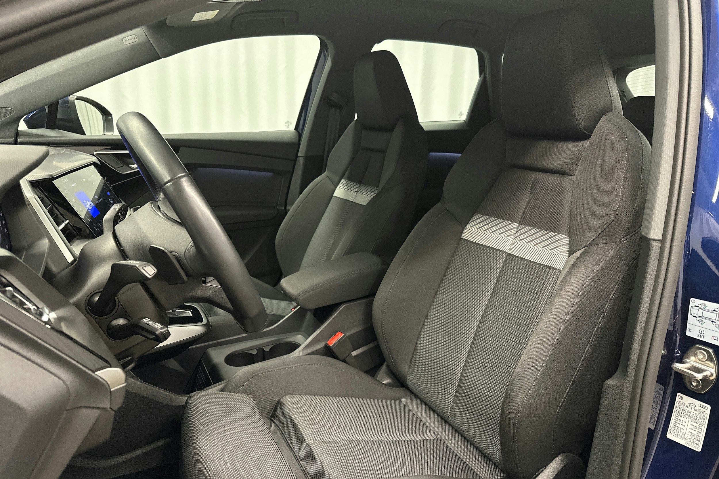 sininen Audi Q4 e-tron 2024 kuva 17.