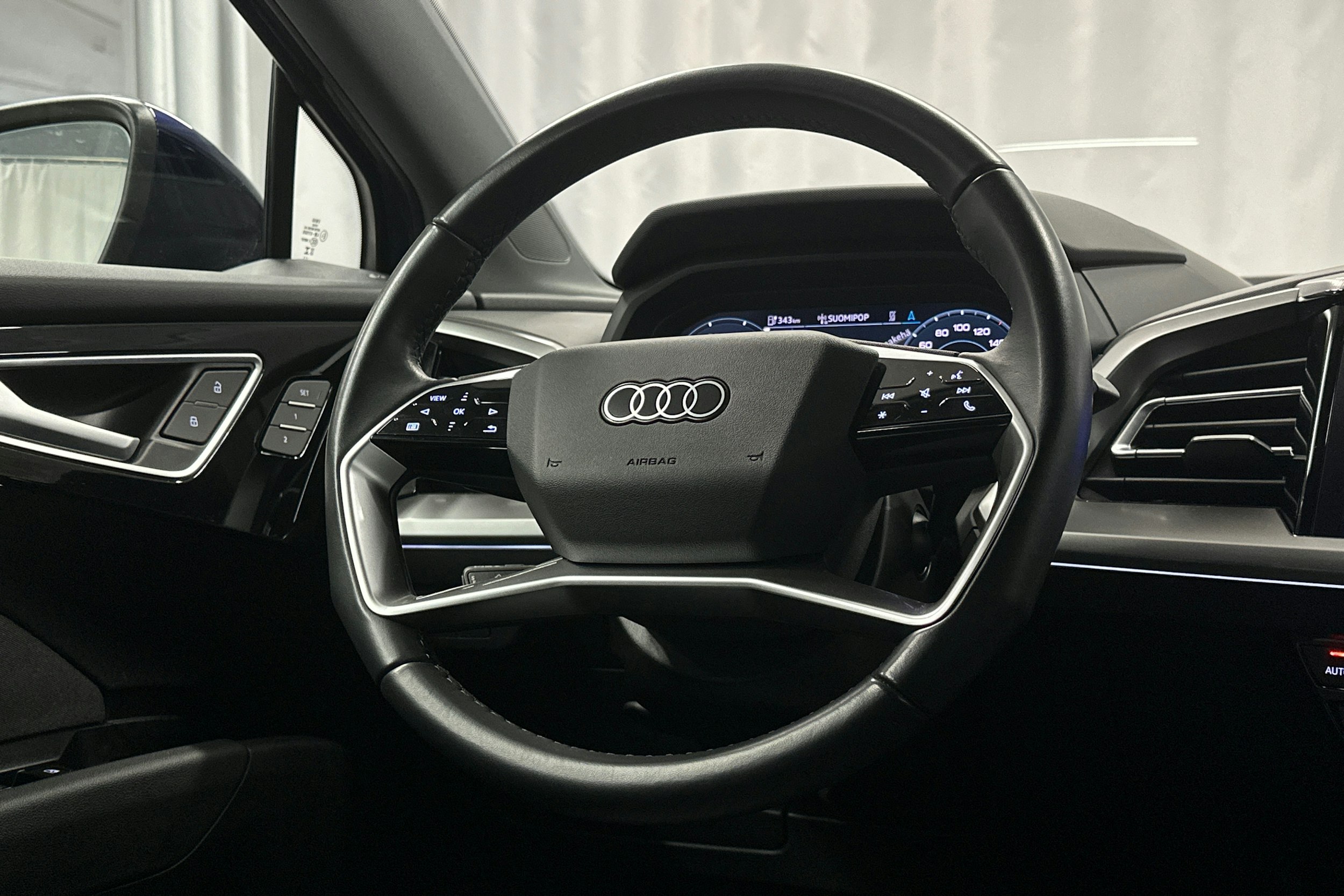 sininen Audi Q4 e-tron 2024 kuva 20.