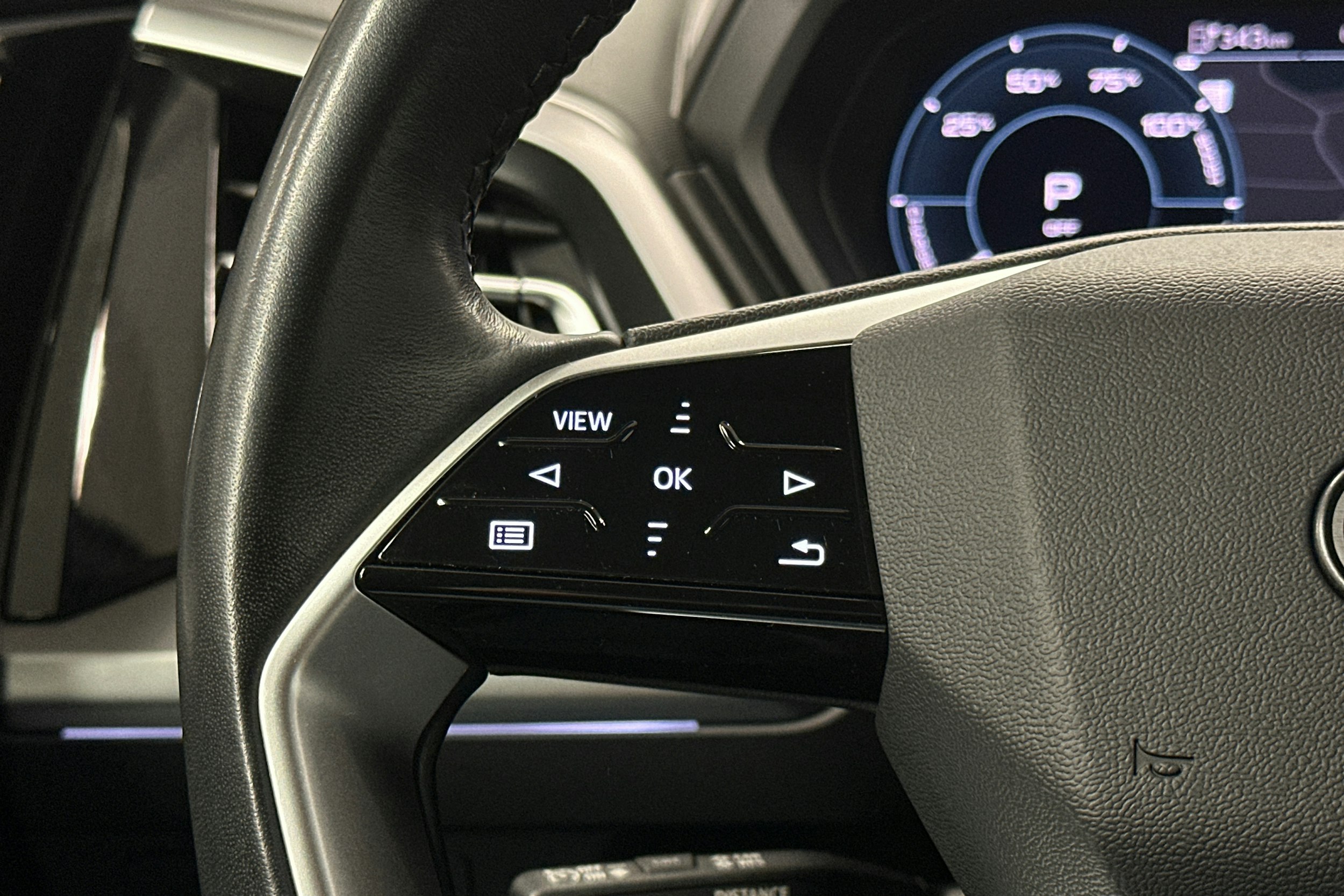 sininen Audi Q4 e-tron 2024 kuva 21.