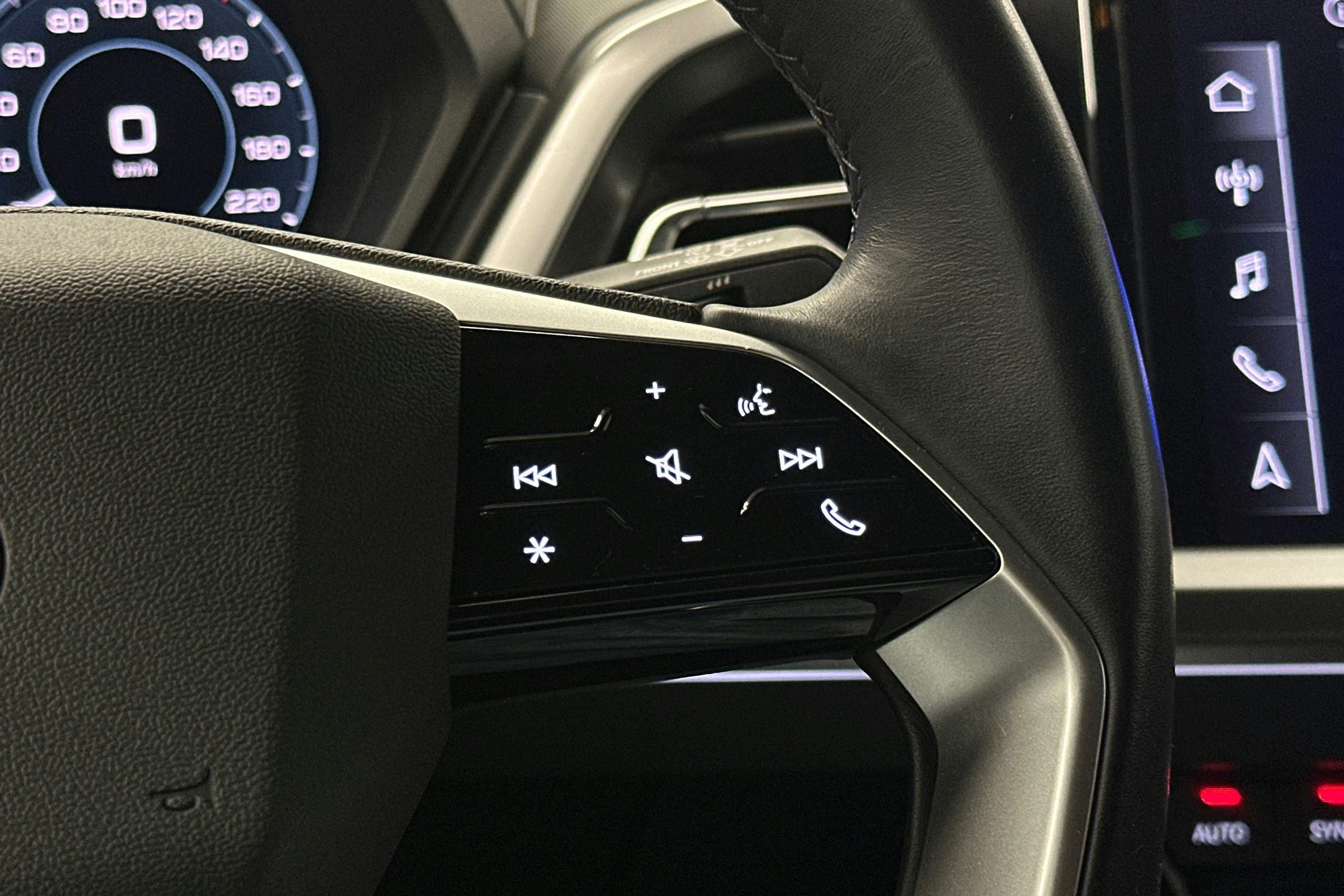 sininen Audi Q4 e-tron 2024 kuva 22.