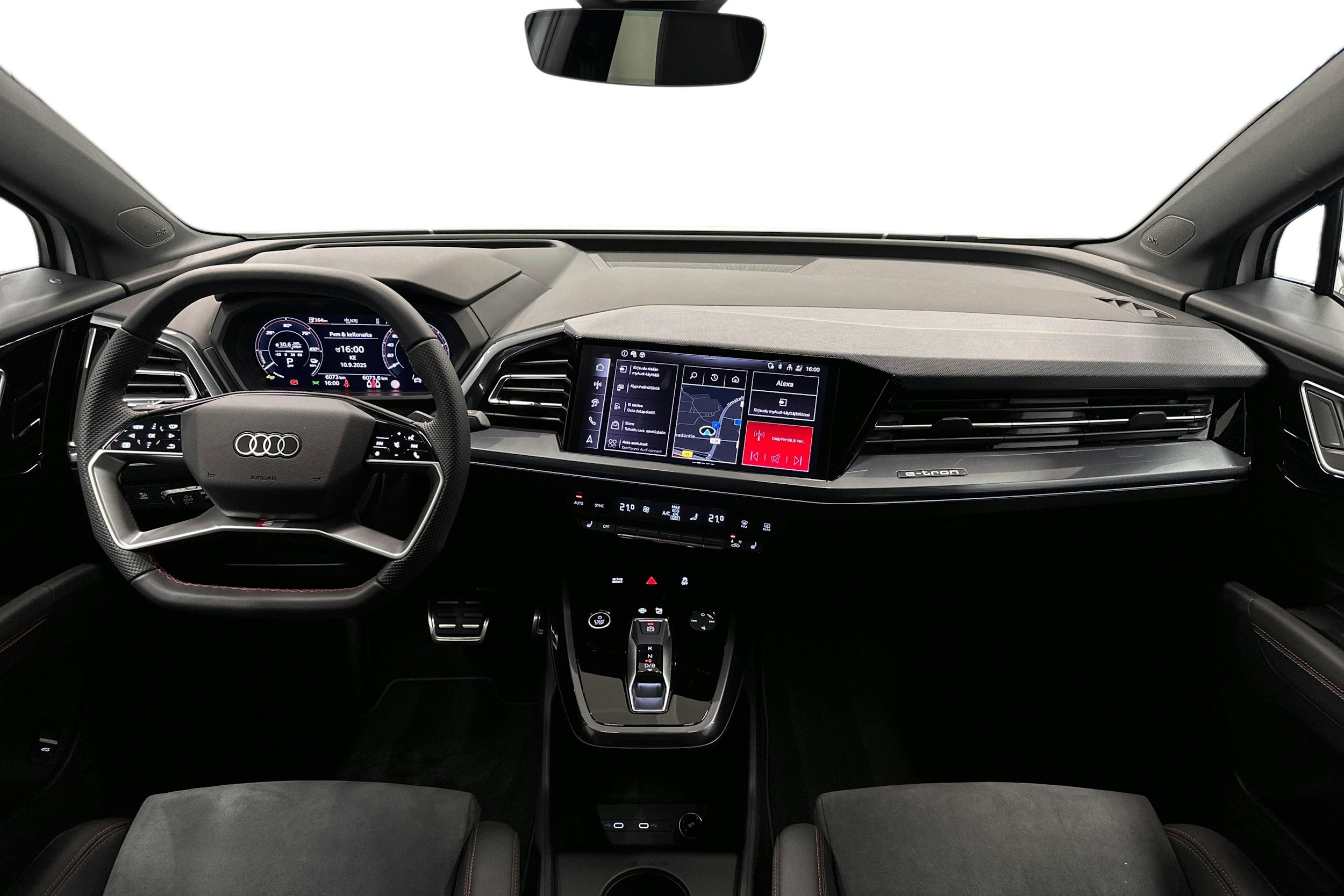 valkoinen Audi Q4 e-tron 2024 kuva 9.
