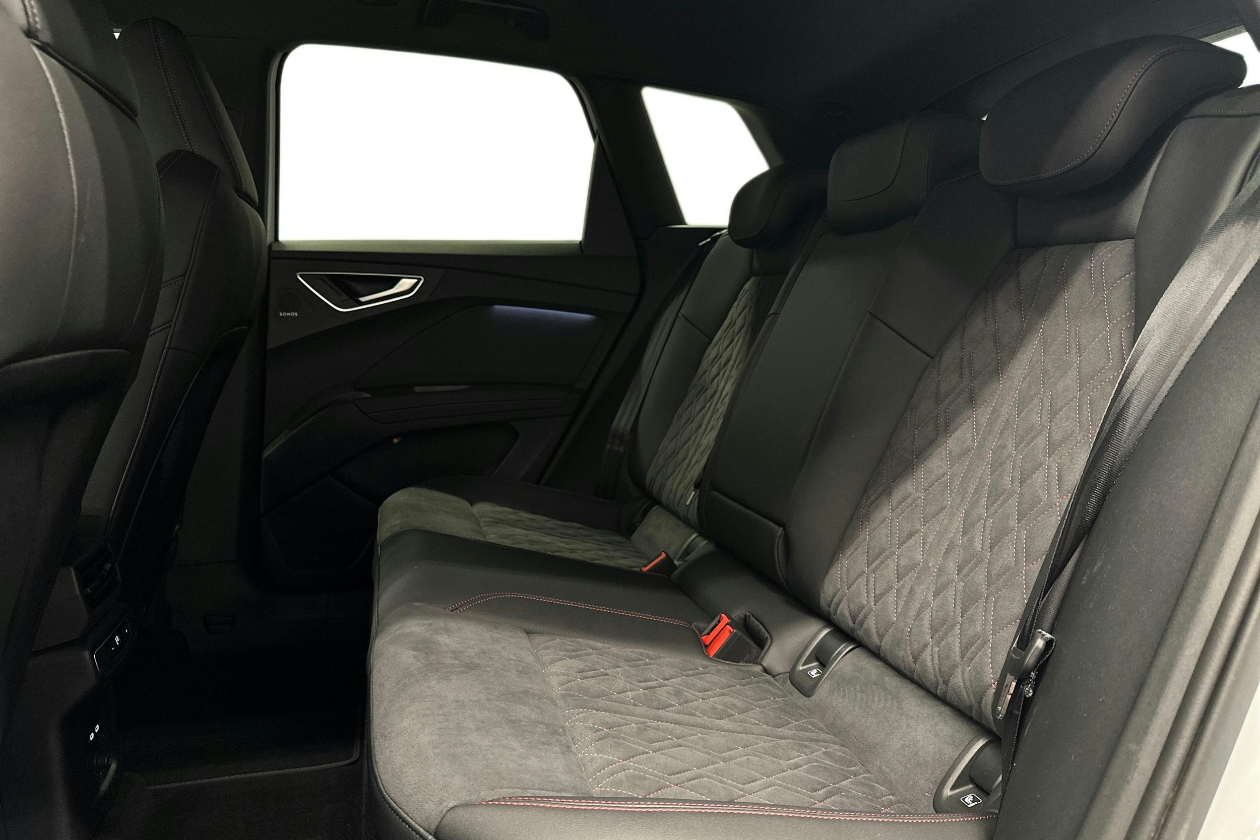 valkoinen Audi Q4 e-tron 2024 kuva 10.
