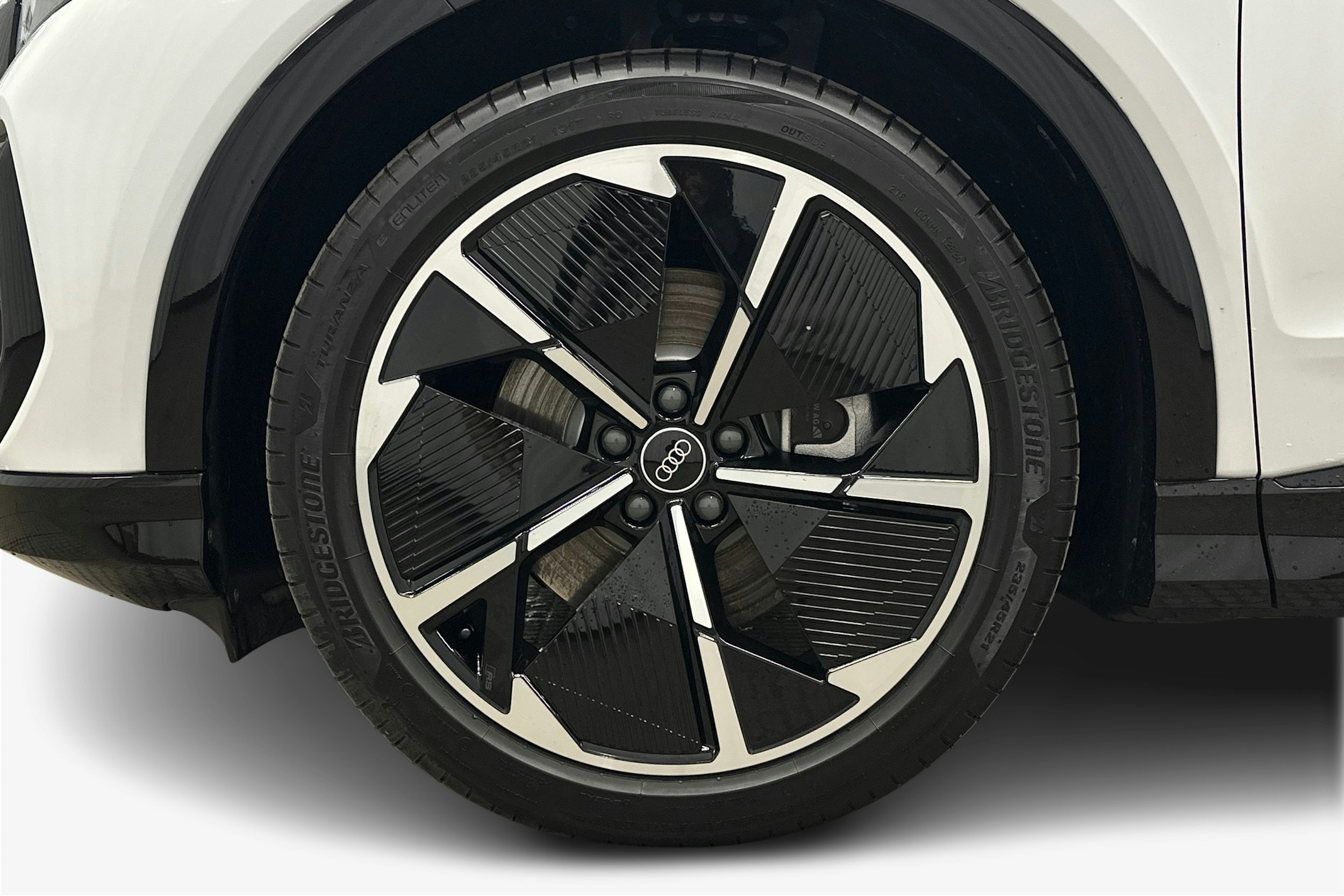 valkoinen Audi Q4 e-tron 2024 kuva 11.