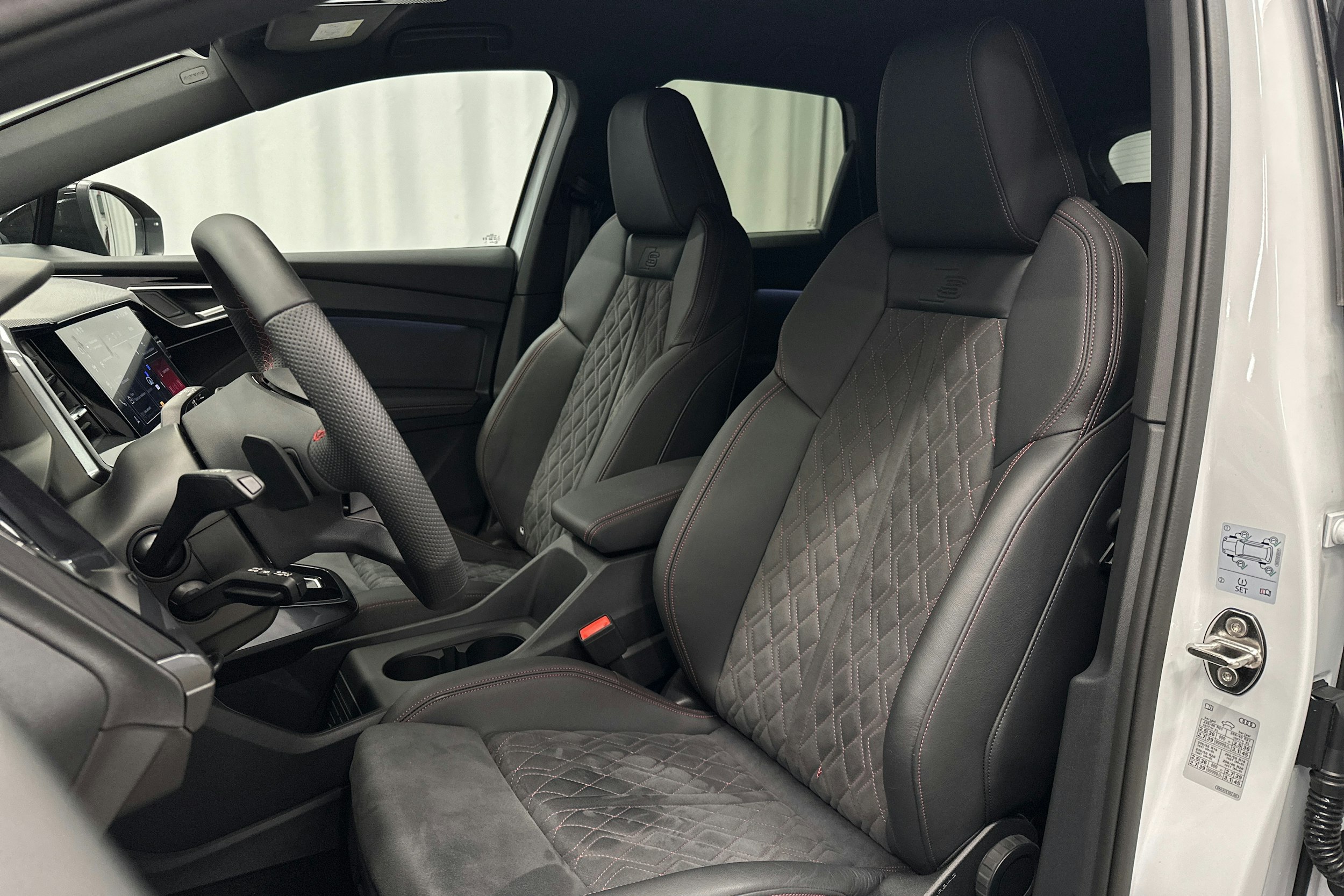 valkoinen Audi Q4 e-tron 2024 kuva 18.