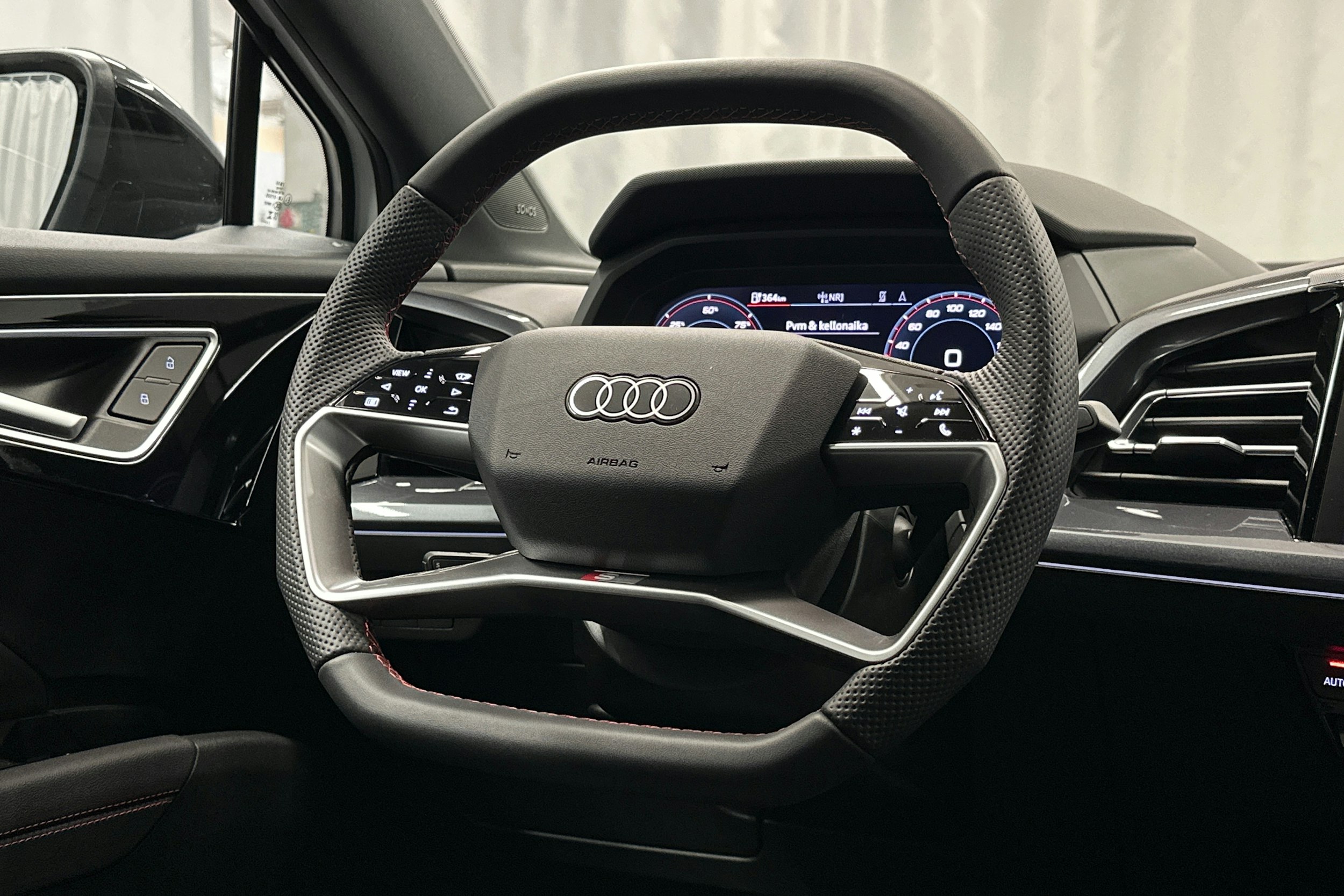 valkoinen Audi Q4 e-tron 2024 kuva 19.