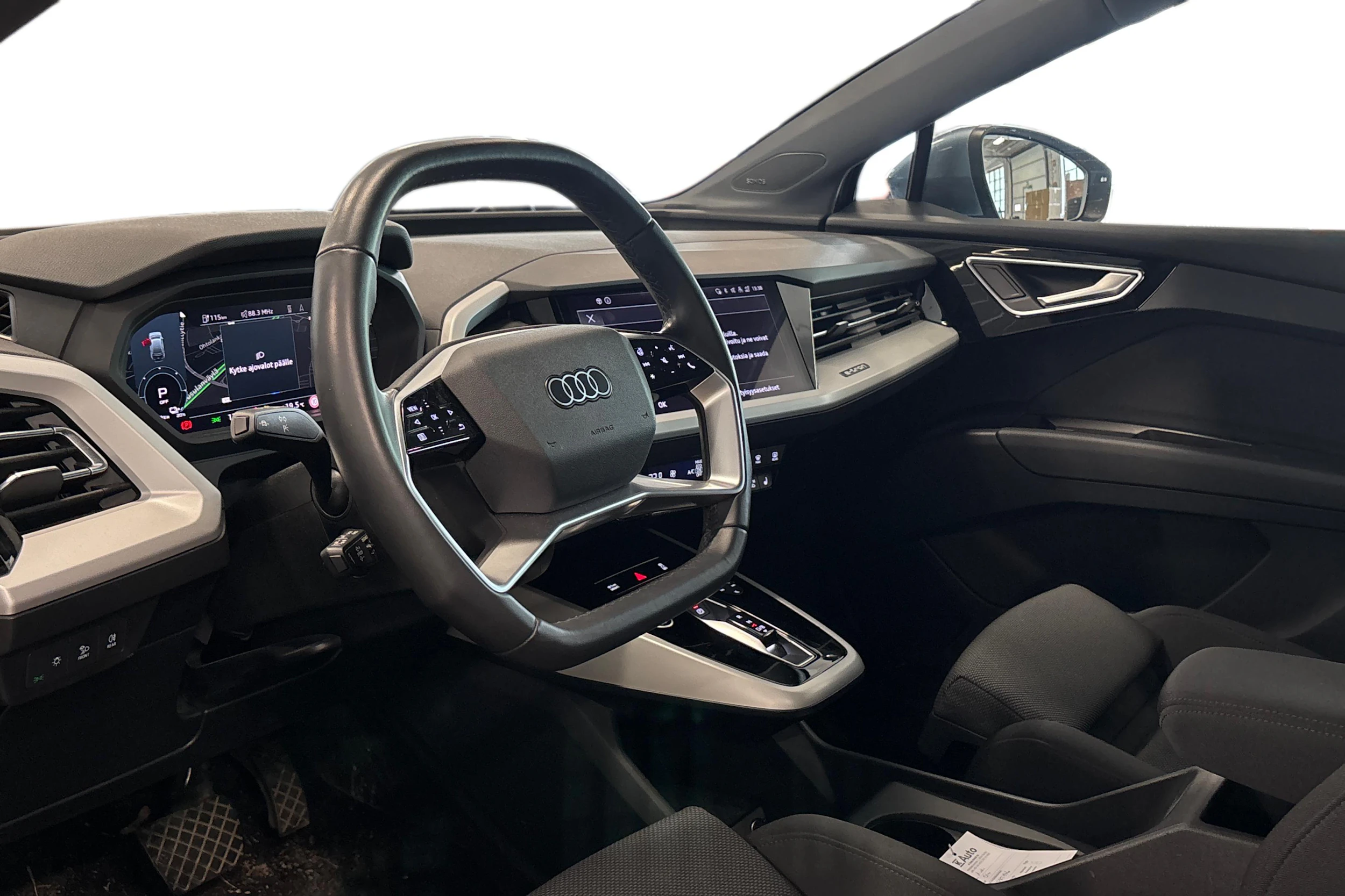 sininen Audi Q4 e-tron 2024 kuva 3.