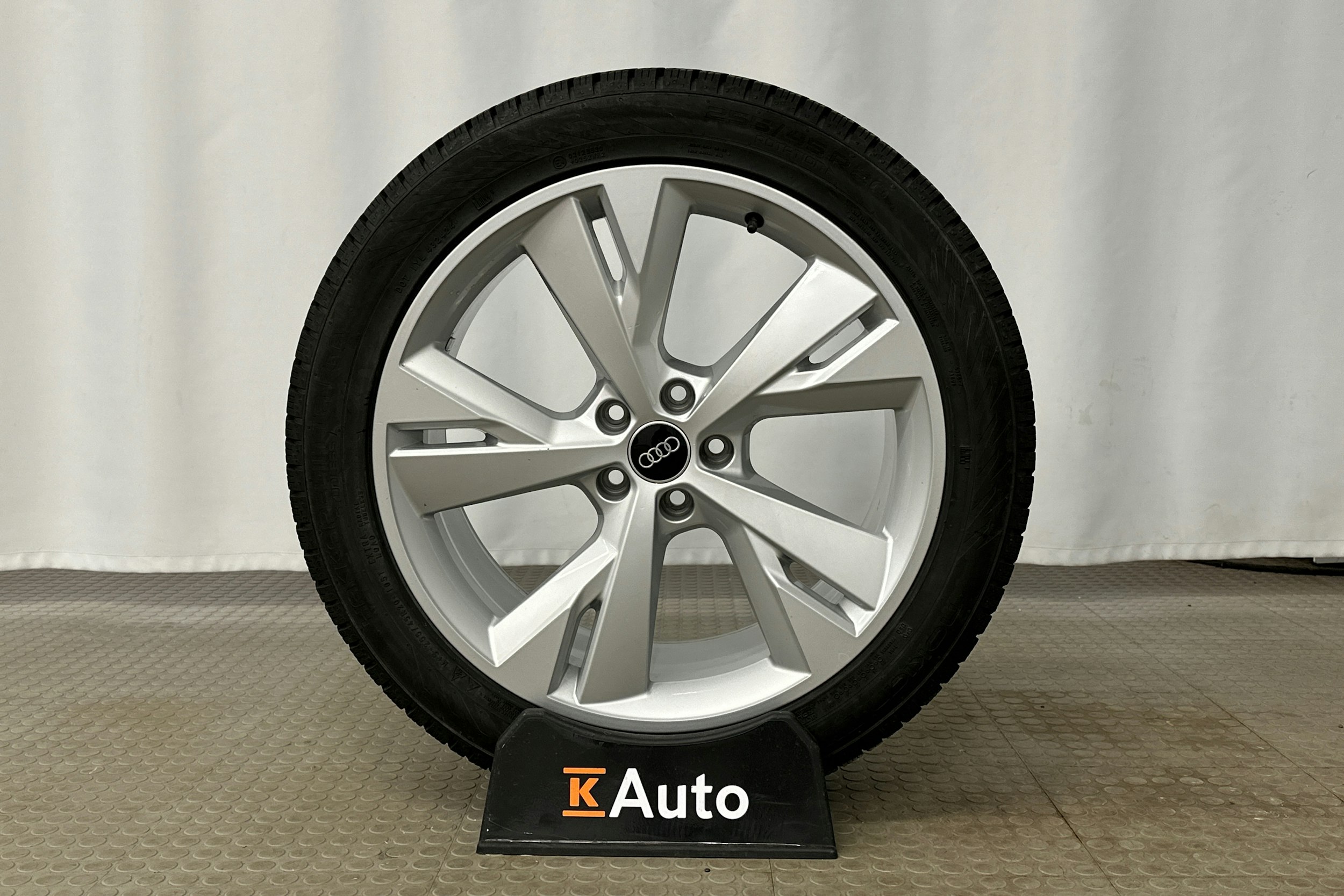 musta Audi Q4 e-tron 2024 kuva 13.