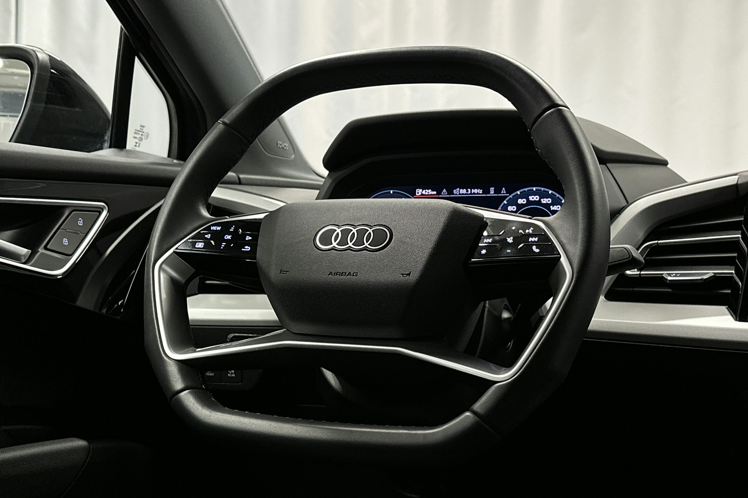 musta Audi Q4 e-tron 2024 kuva 17.