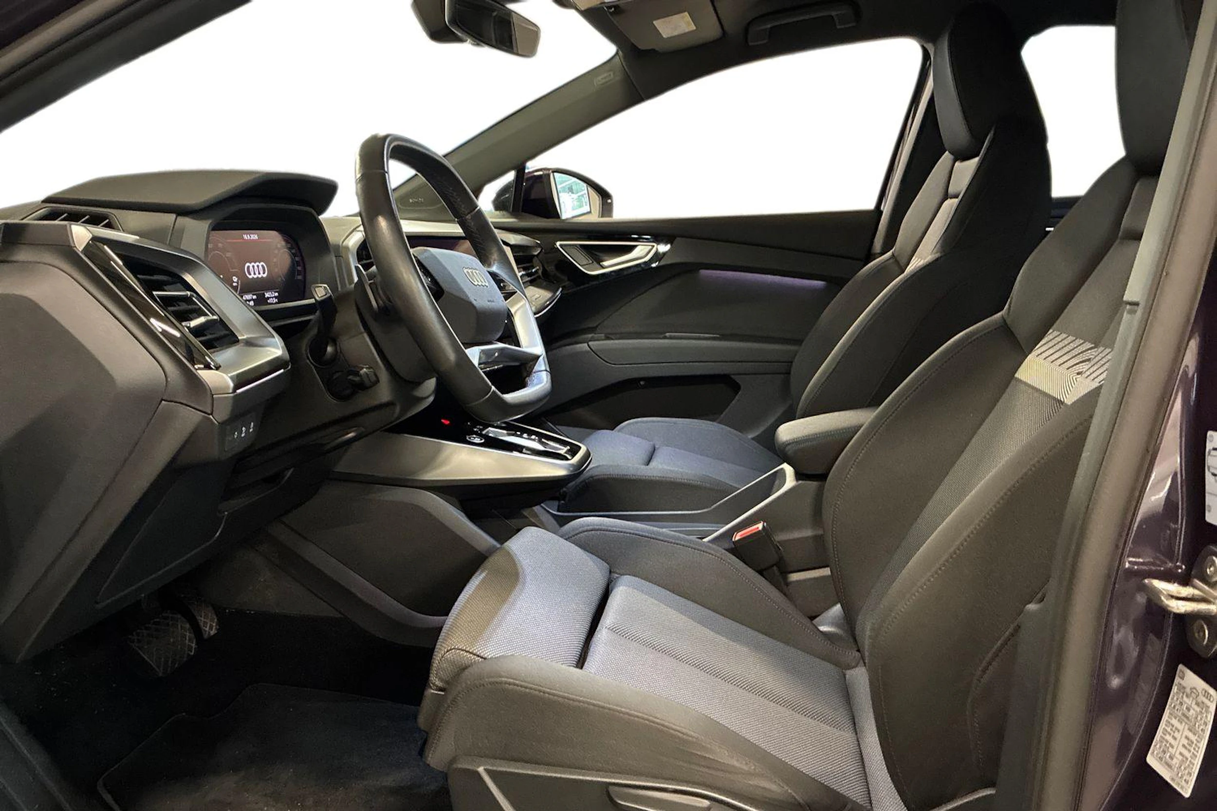 violetti Audi Q4 e-tron 2024 kuva 8.