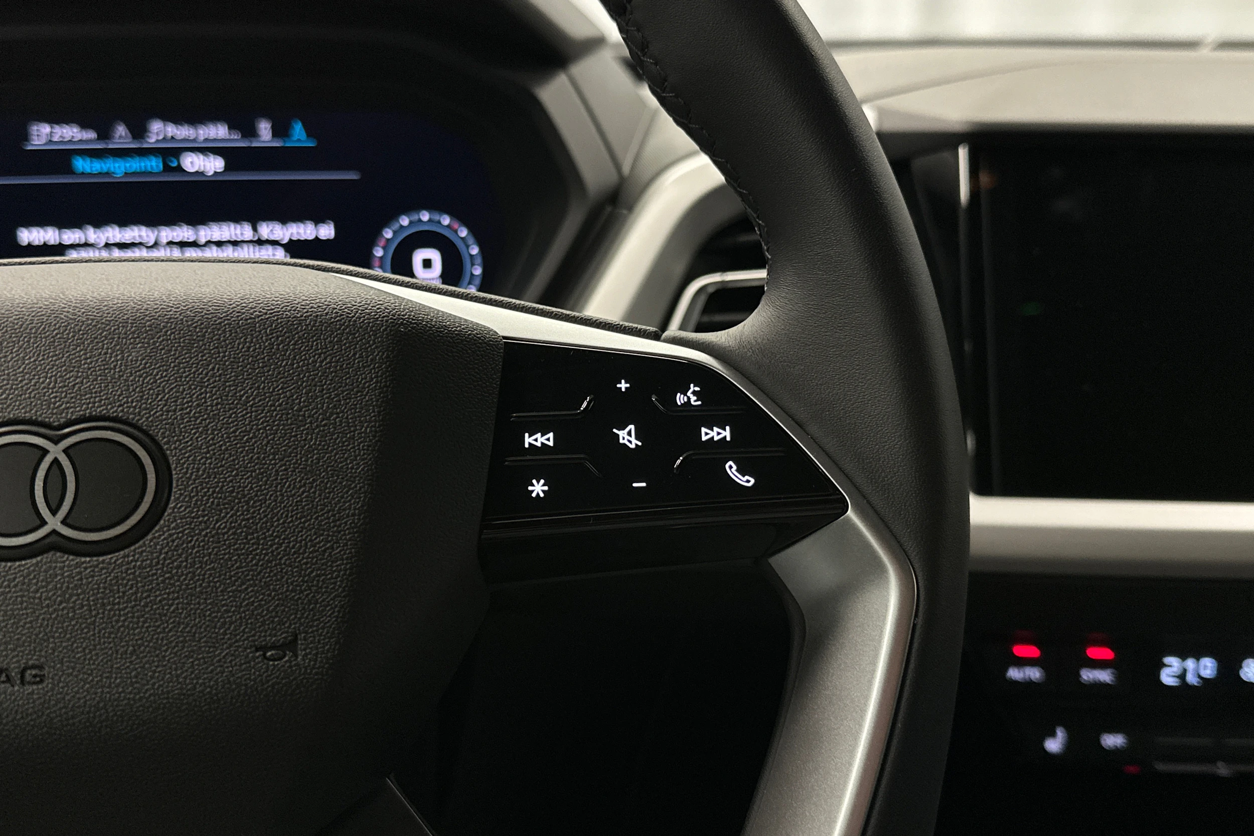 musta Audi Q4 e-tron 2025 kuva 13.