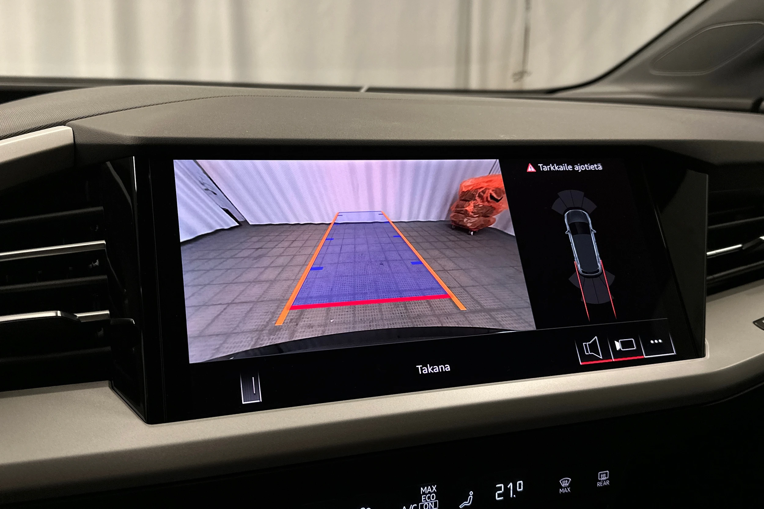 musta Audi Q4 e-tron 2025 kuva 16.