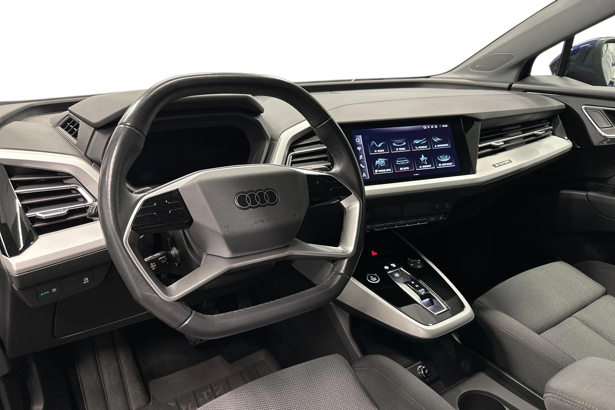 sininen Audi Q4 e-tron 2024 kuva 6.