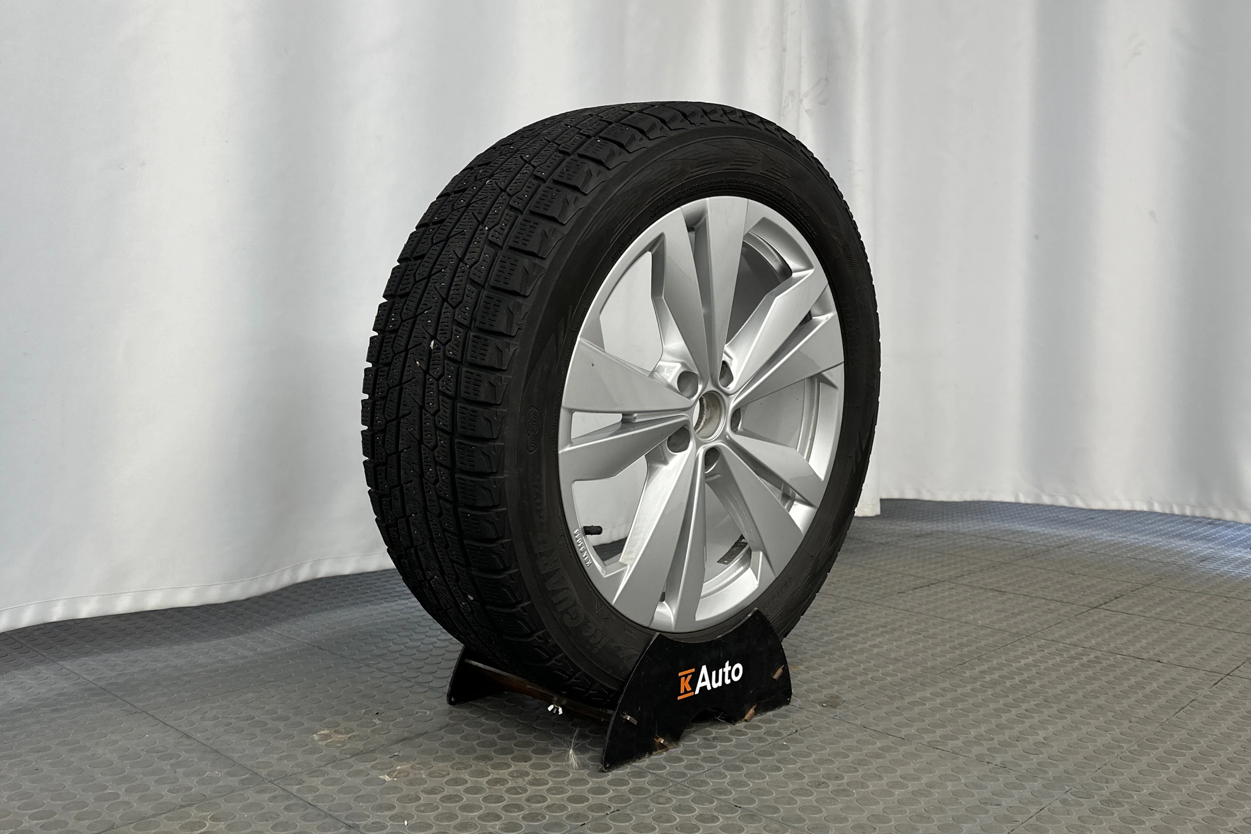 sininen Audi Q4 e-tron 2024 kuva 10.