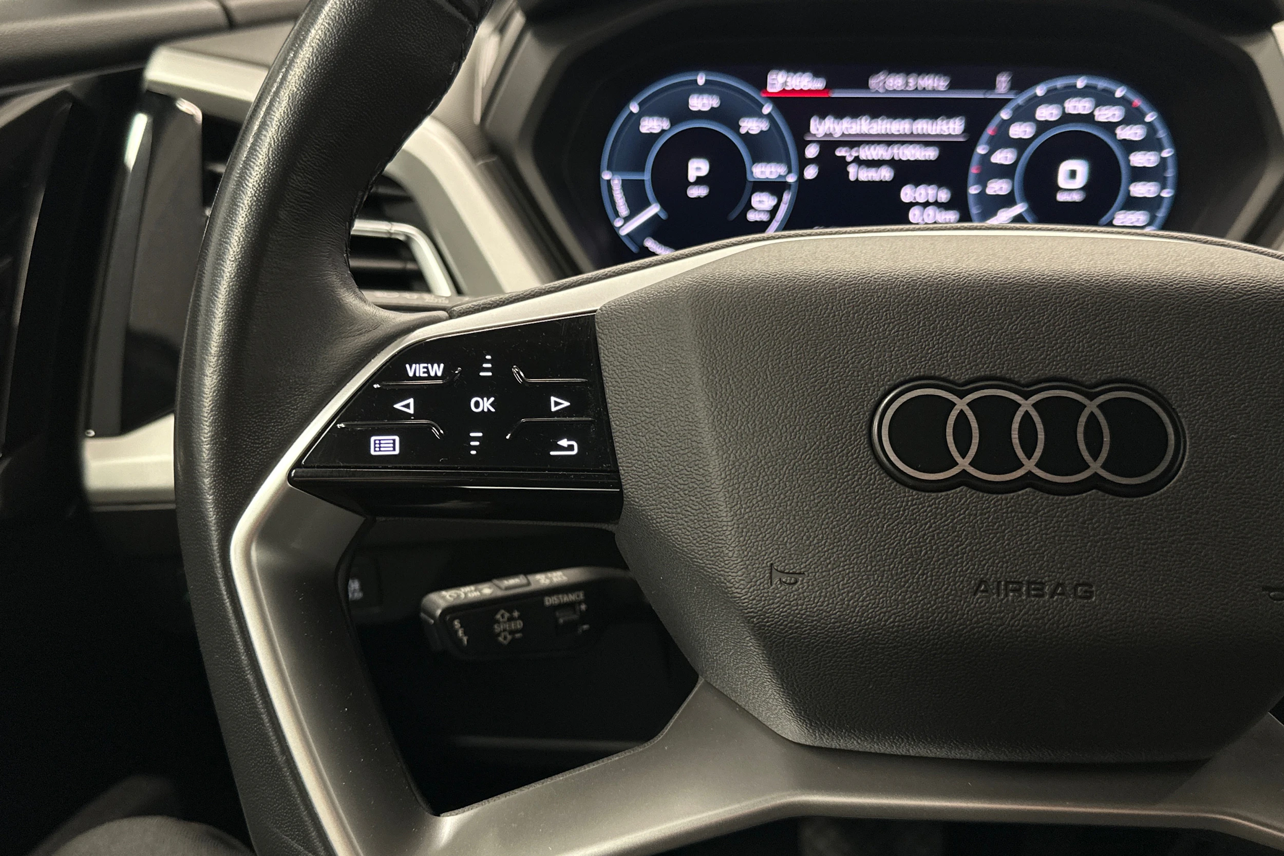 sininen Audi Q4 e-tron 2024 kuva 11.
