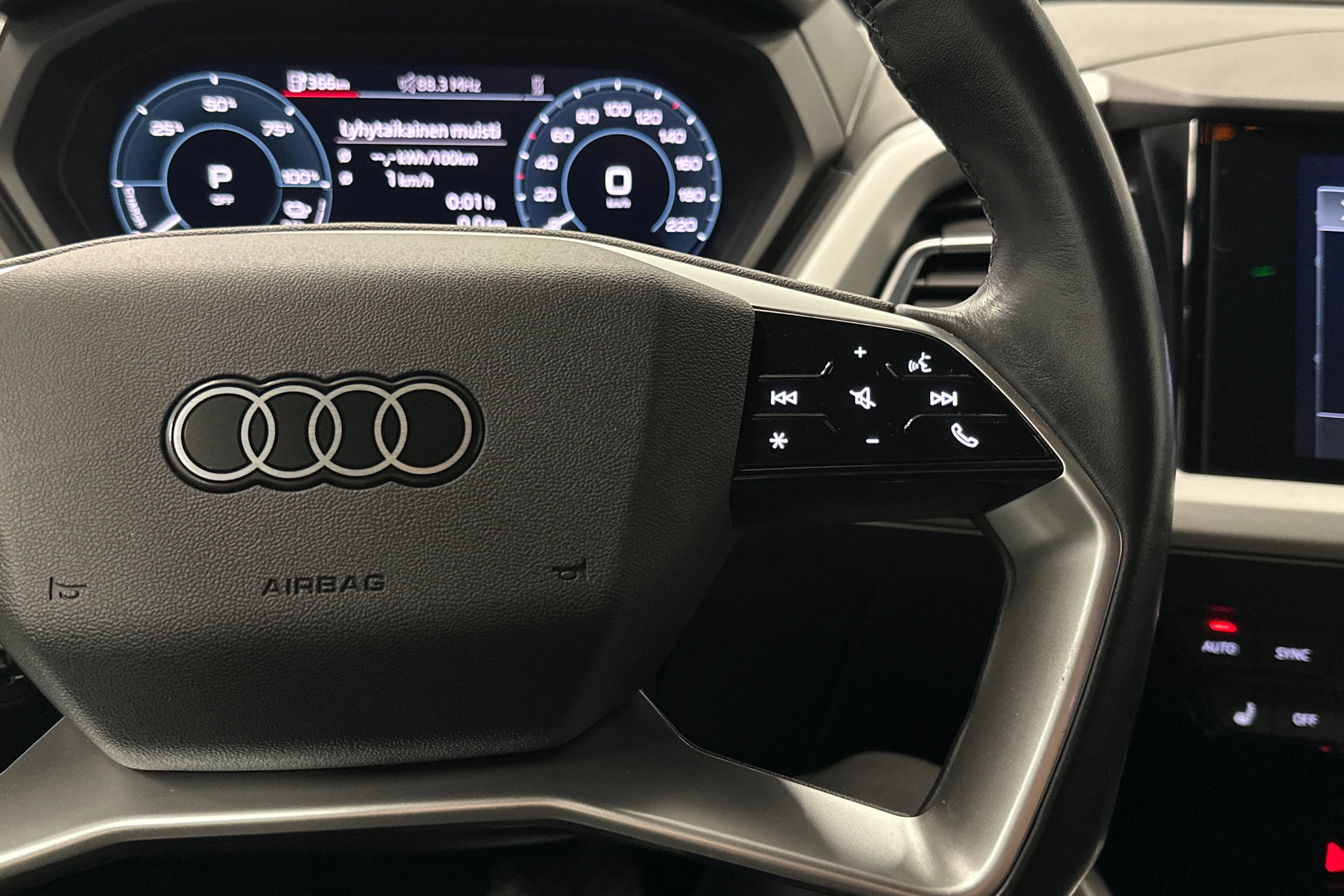 sininen Audi Q4 e-tron 2024 kuva 12.