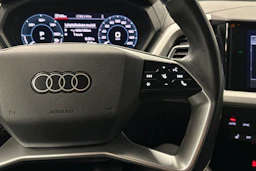 sininen Audi Q4 e-tron 2024 kuva 12.