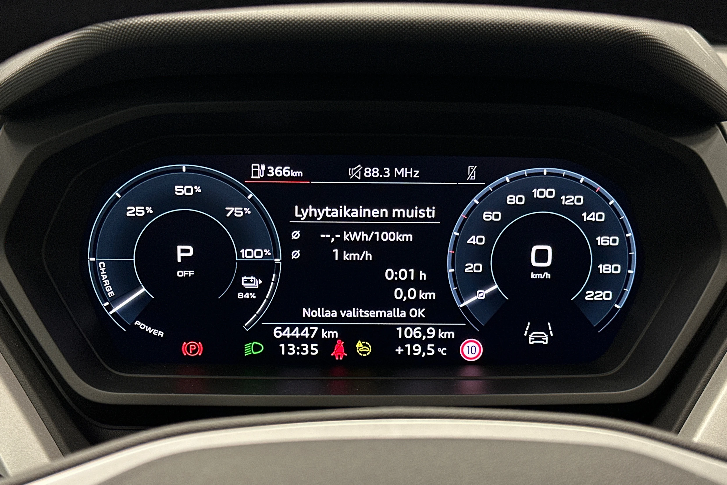 sininen Audi Q4 e-tron 2024 kuva 13.