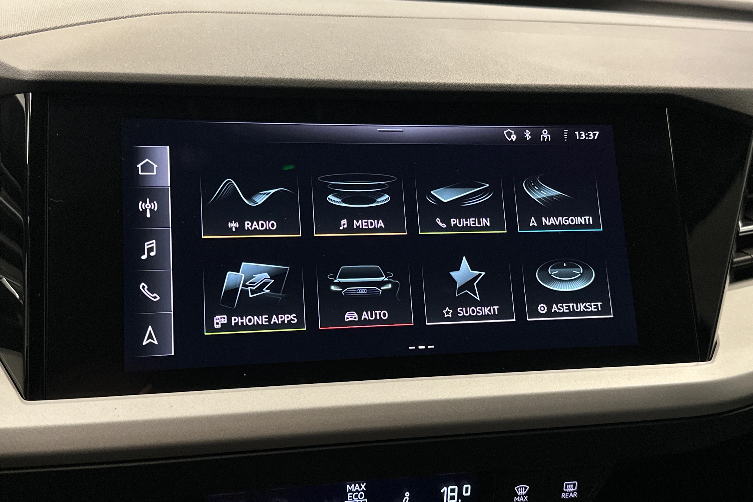 sininen Audi Q4 e-tron 2024 kuva 17.