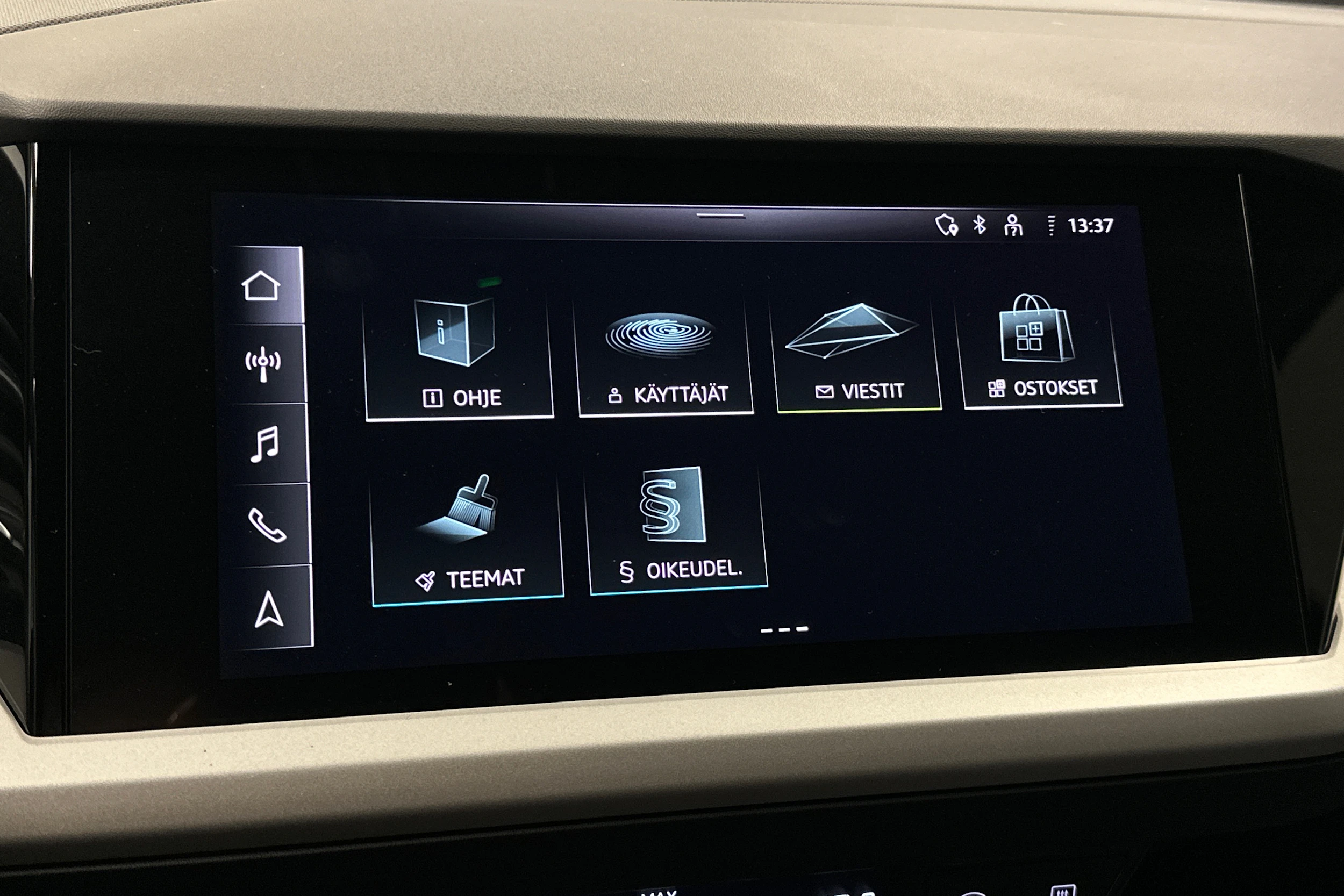 sininen Audi Q4 e-tron 2024 kuva 18.