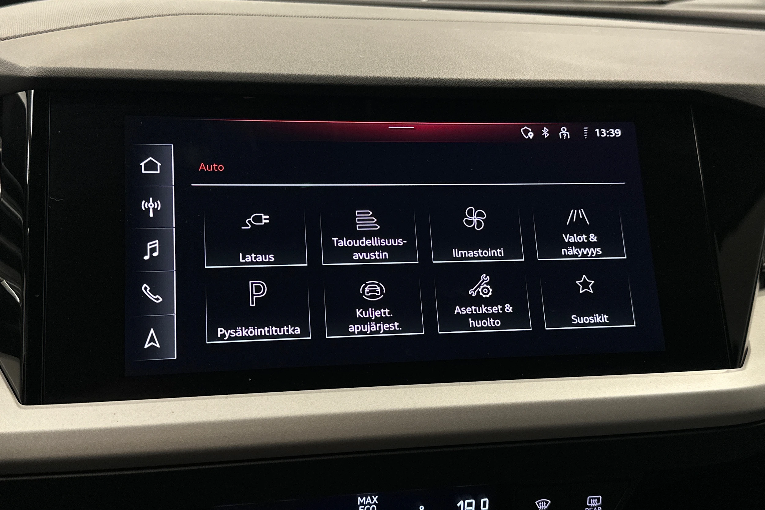 sininen Audi Q4 e-tron 2024 kuva 23.