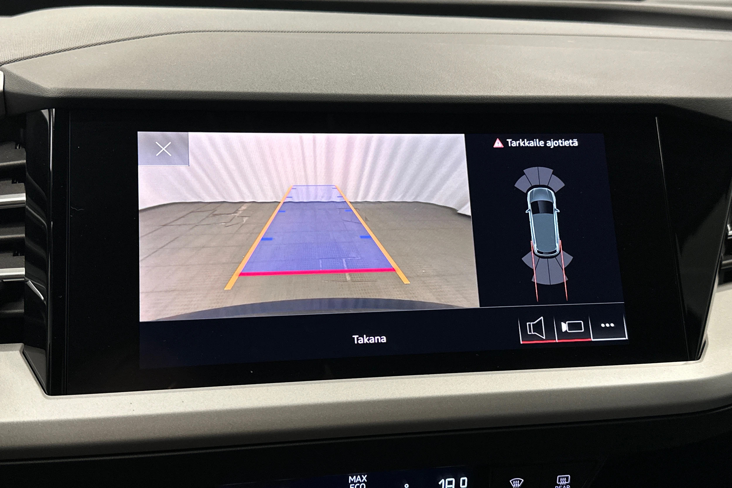 sininen Audi Q4 e-tron 2024 kuva 28.