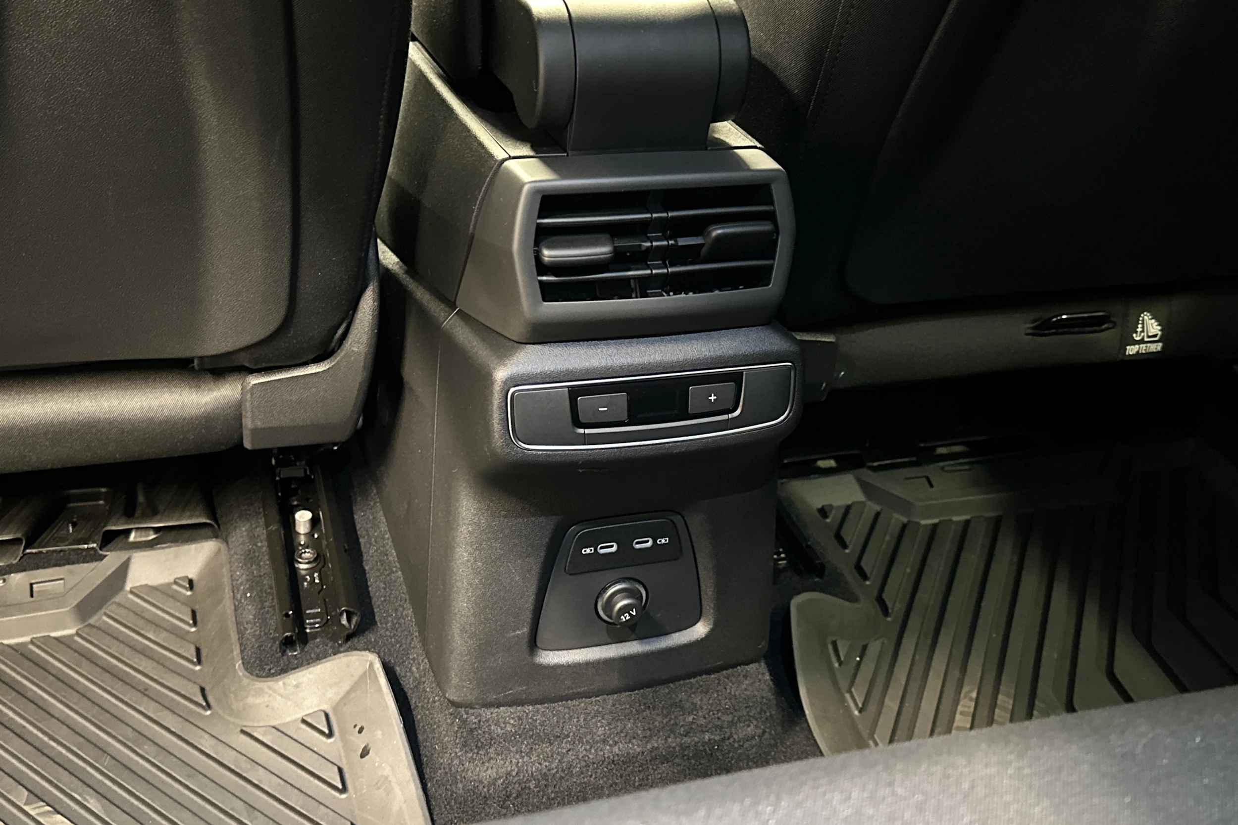 sininen Audi Q4 e-tron 2024 kuva 33.
