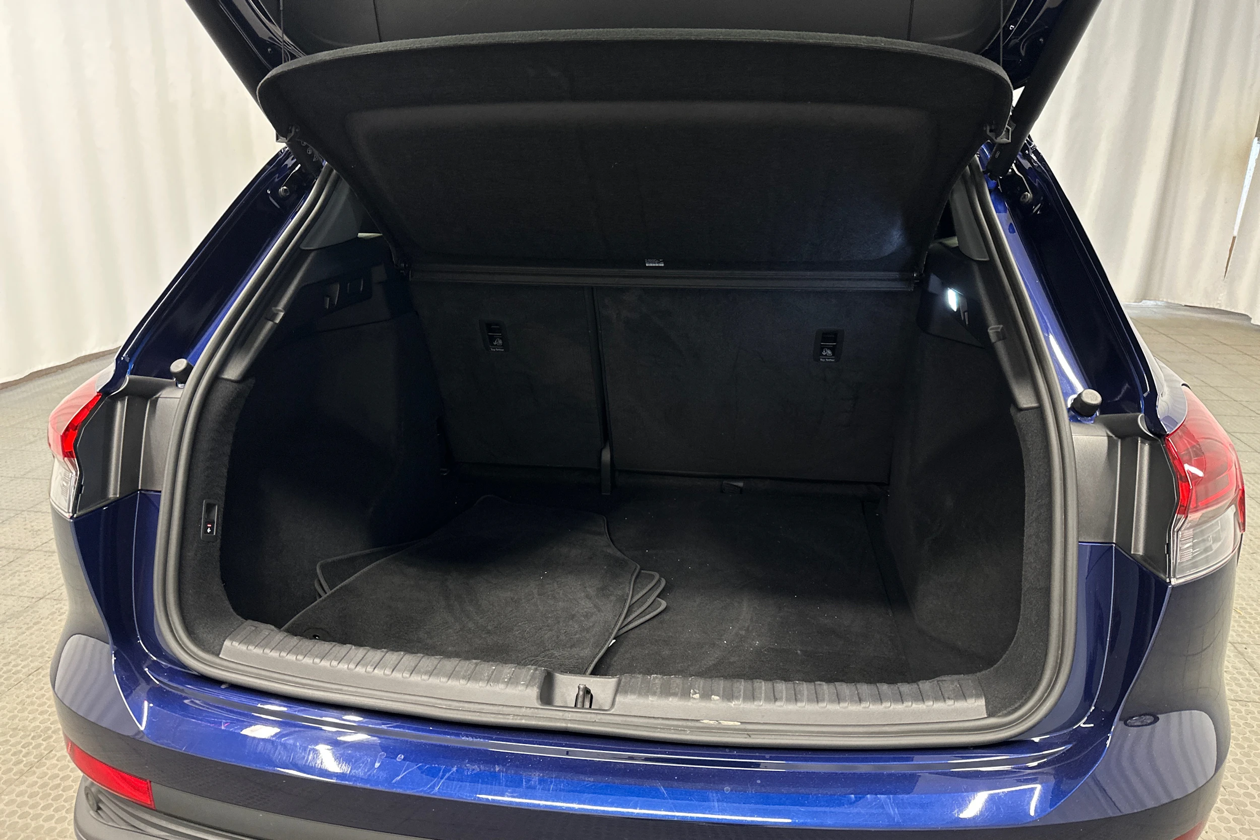 sininen Audi Q4 e-tron 2024 kuva 34.