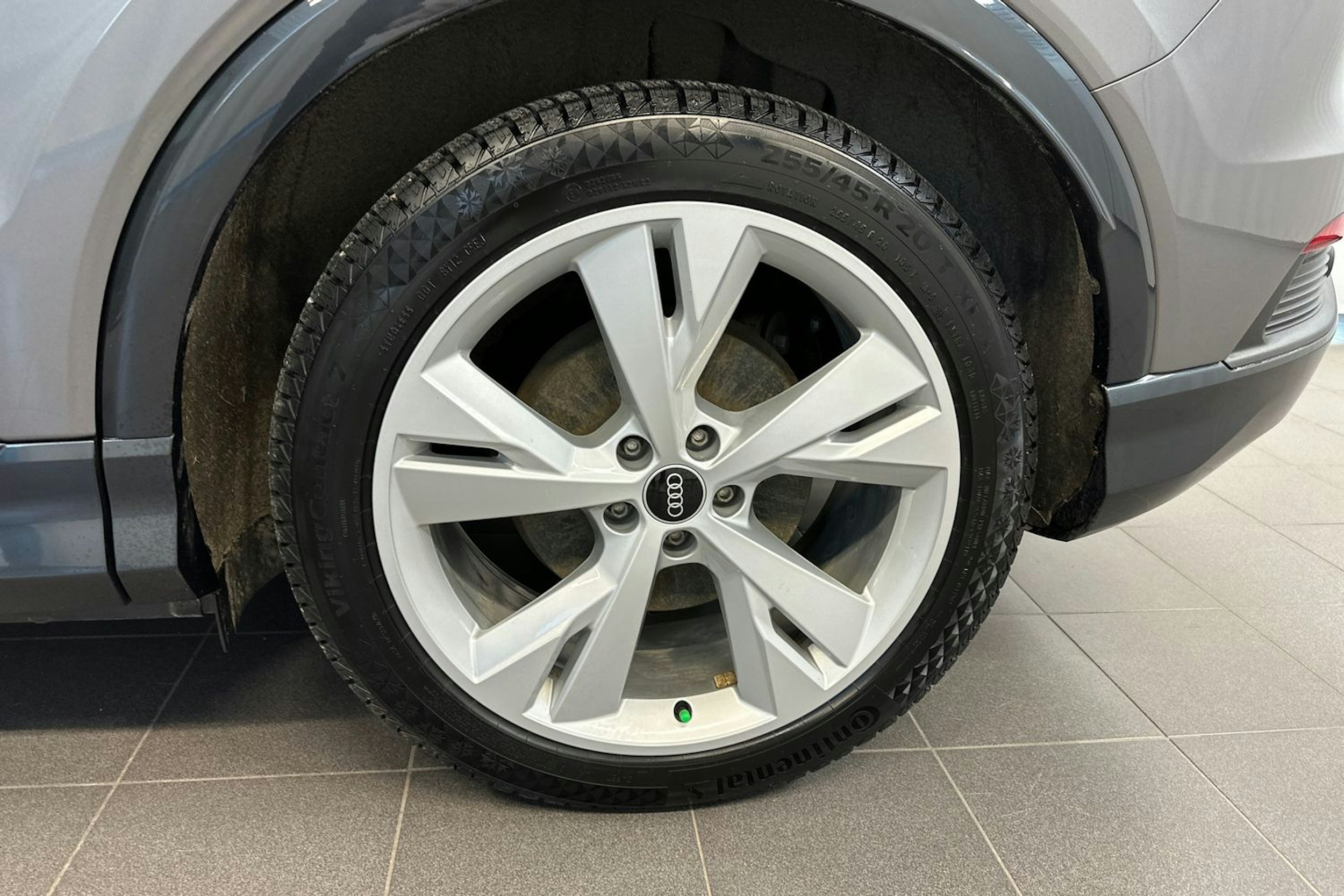 Harmaa Audi Q4 e-tron 2024 kuva 13.