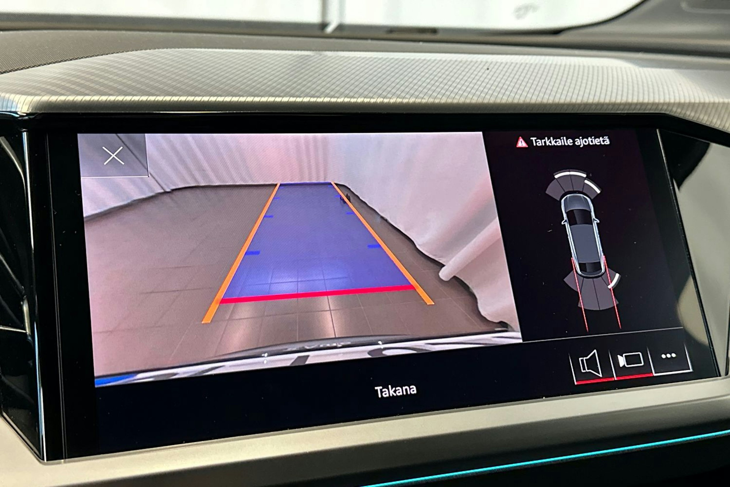 Harmaa Audi Q4 e-tron 2024 kuva 18.