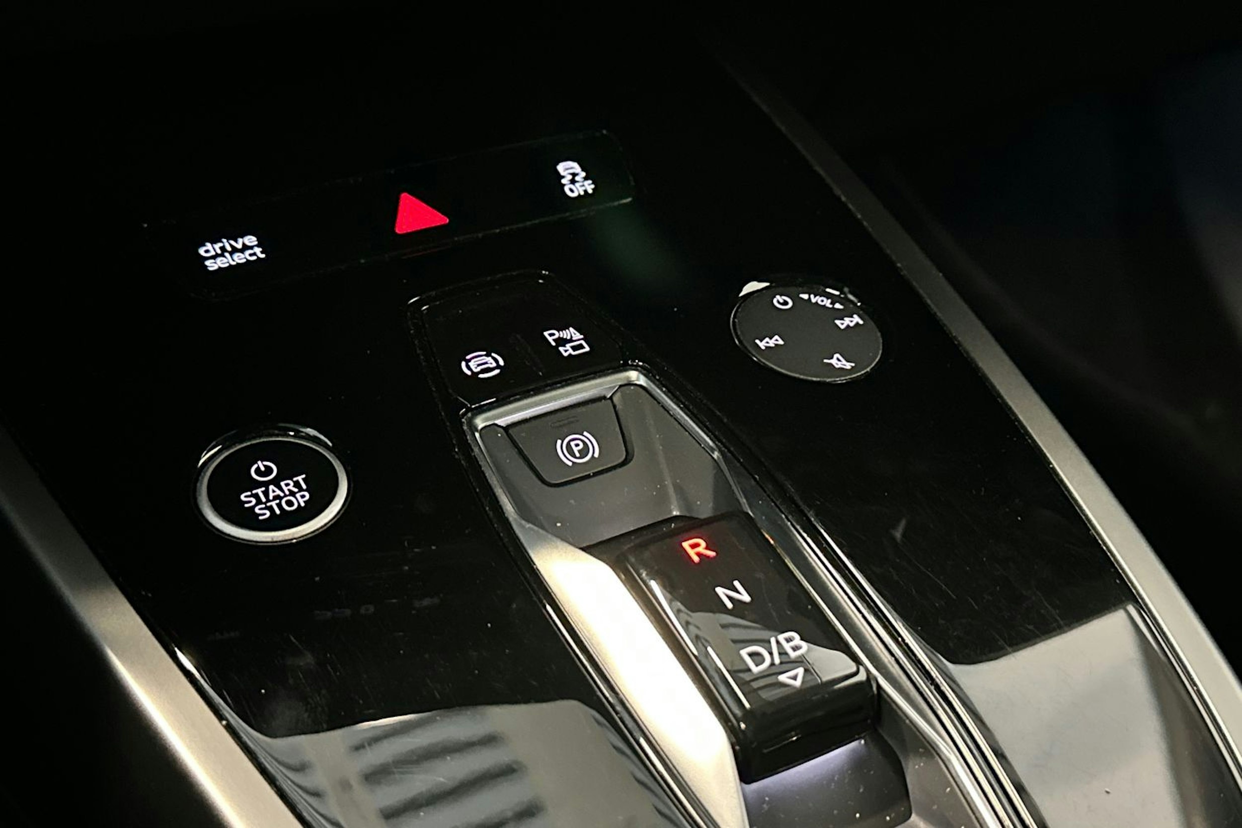 Harmaa Audi Q4 e-tron 2024 kuva 21.