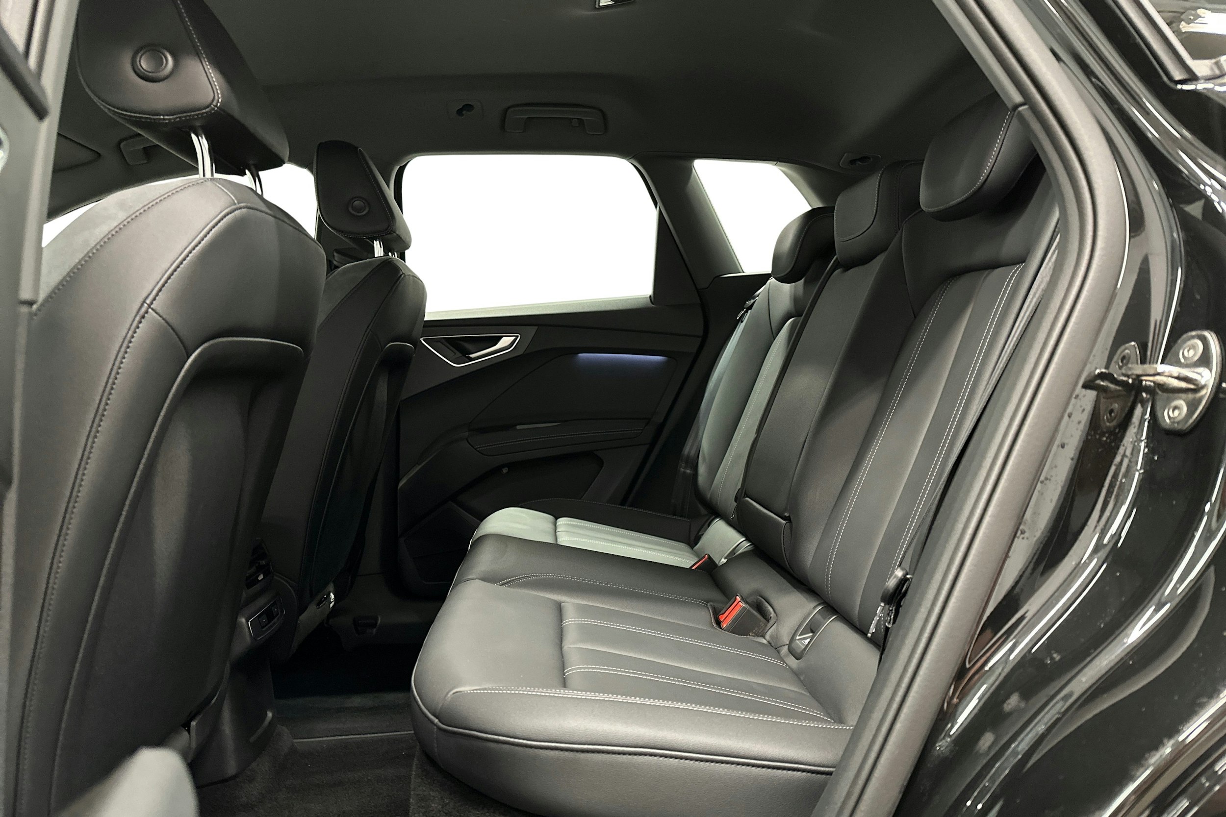 musta Audi Q4 e-tron 2024 kuva 10.