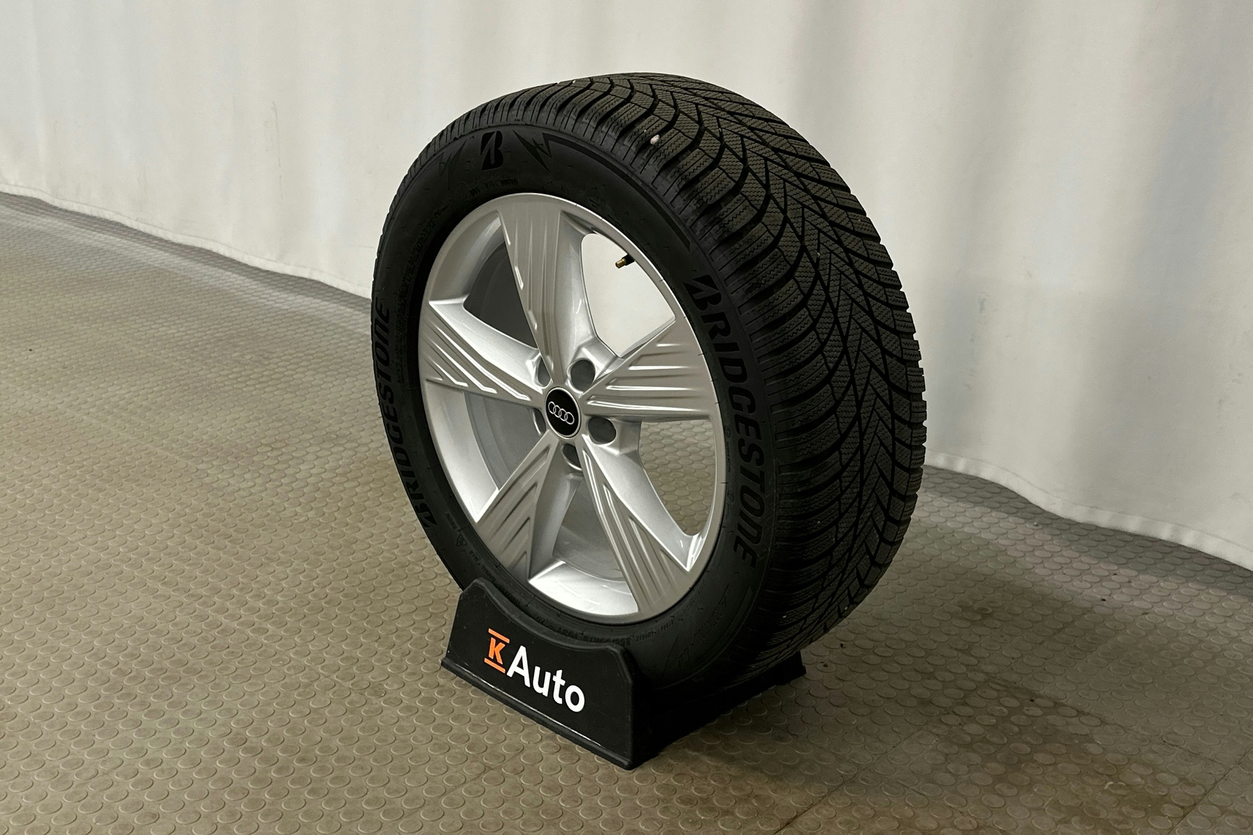musta Audi Q4 e-tron 2024 kuva 12.