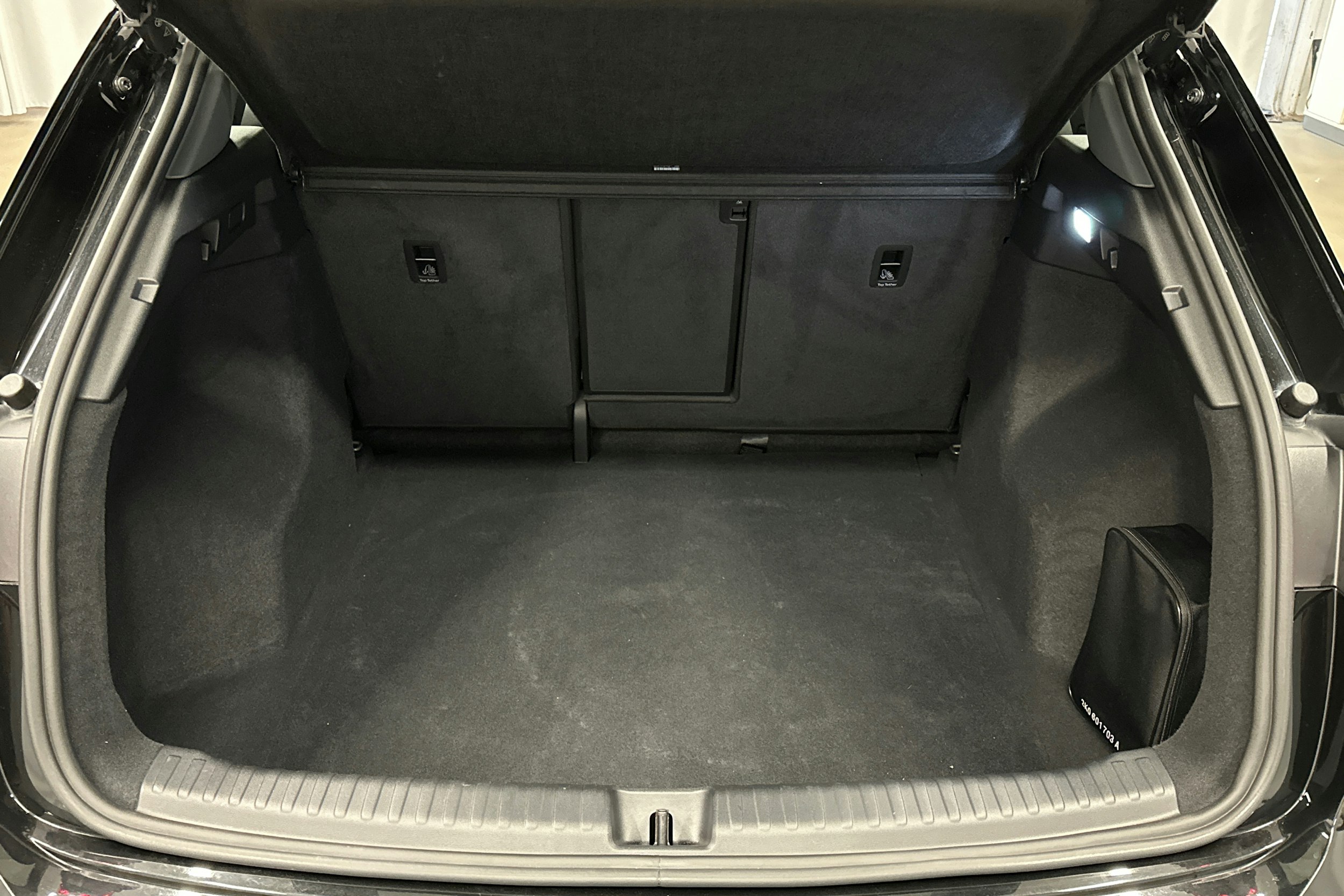 musta Audi Q4 e-tron 2024 kuva 13.