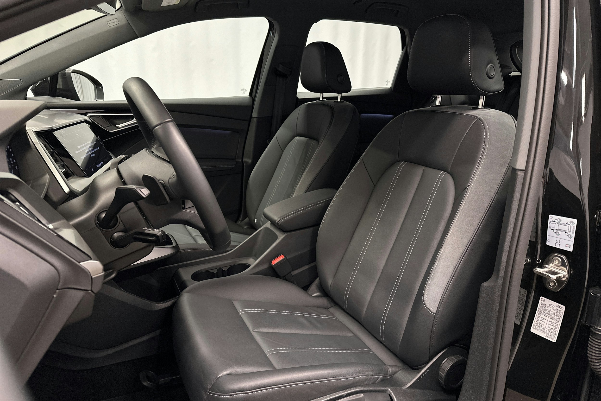 musta Audi Q4 e-tron 2024 kuva 15.